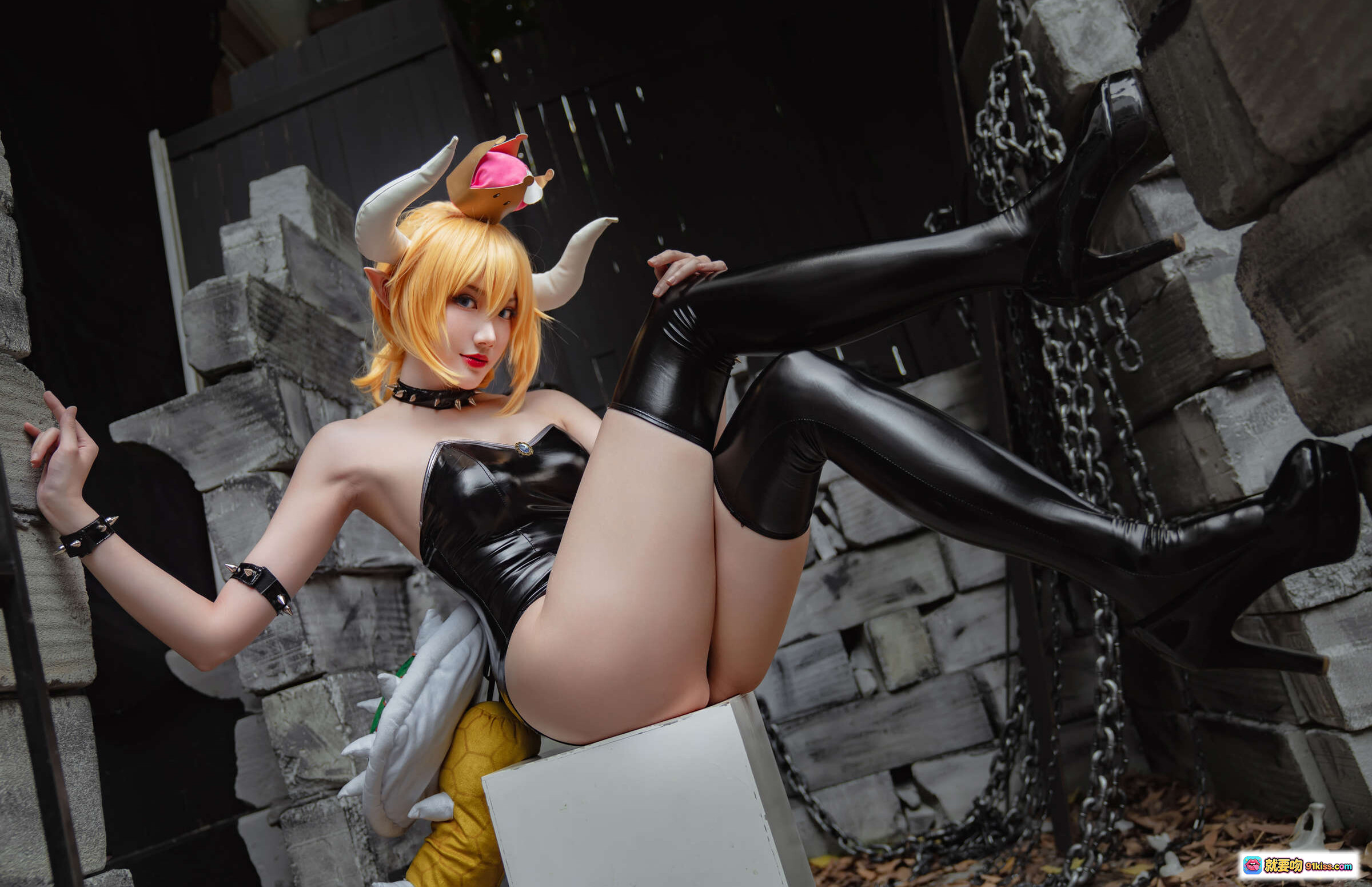 图片[4] - 瓜希酱NO.015库巴姬cosplay写真｜金发牛角黑皮紧身衣 spiked项圈 高筒靴 石墙背景 15P高清图集 - 就要吻