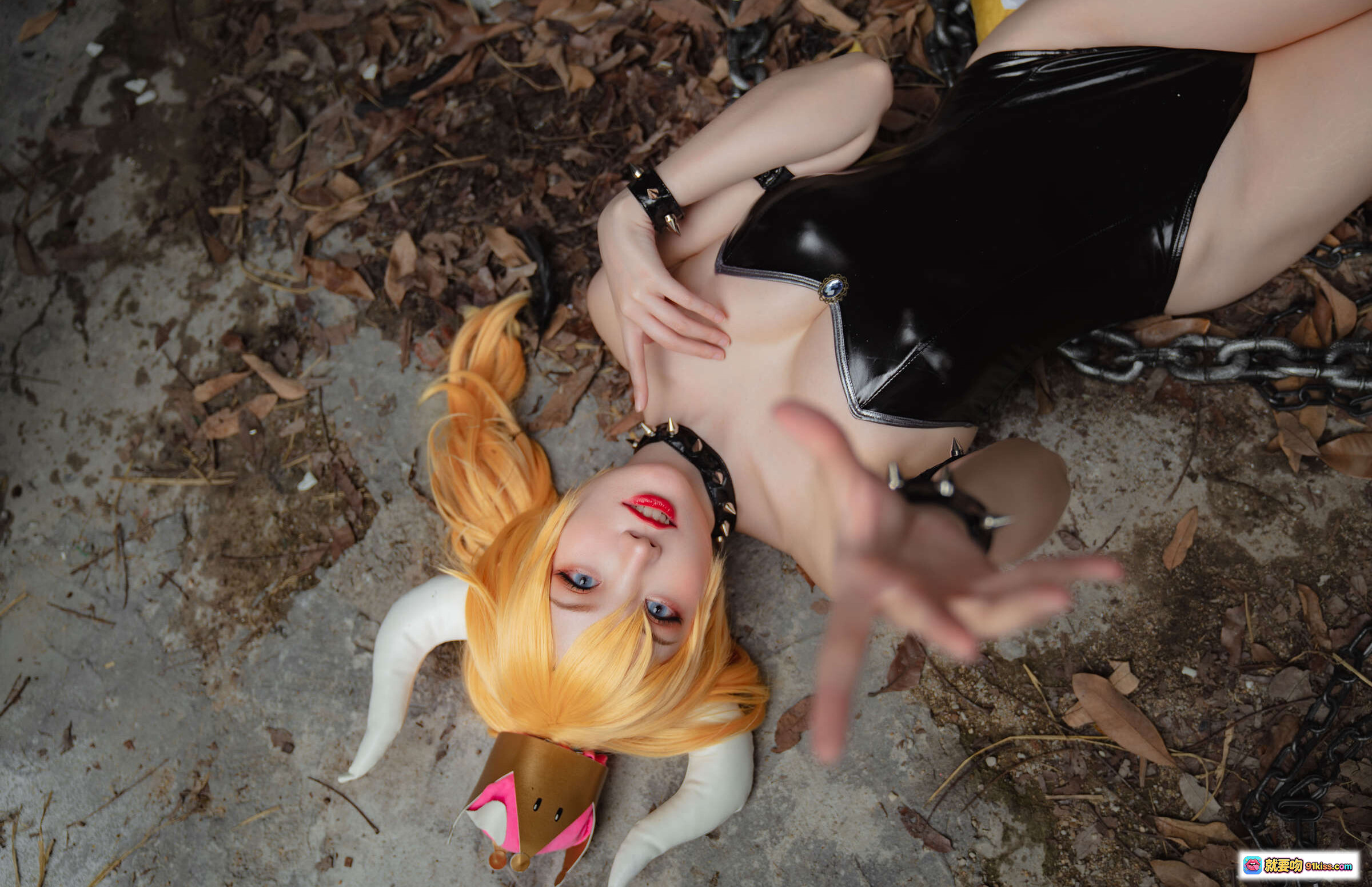 图片[3] - 瓜希酱NO.015库巴姬cosplay写真｜金发牛角黑皮紧身衣 spiked项圈 高筒靴 石墙背景 15P高清图集 - 就要吻