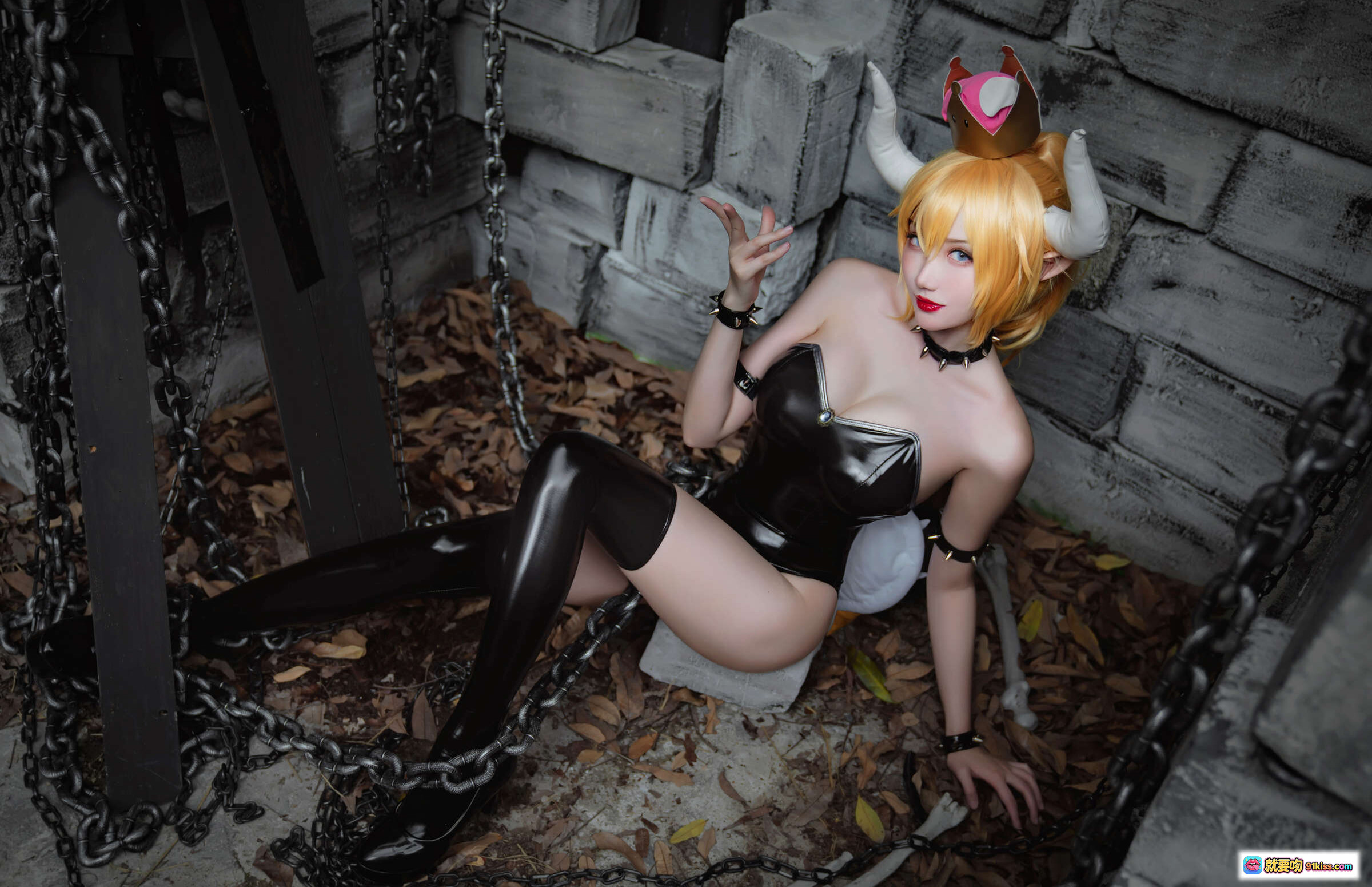 图片[5] - 瓜希酱NO.015库巴姬cosplay写真｜金发牛角黑皮紧身衣 spiked项圈 高筒靴 石墙背景 15P高清图集 - 就要吻