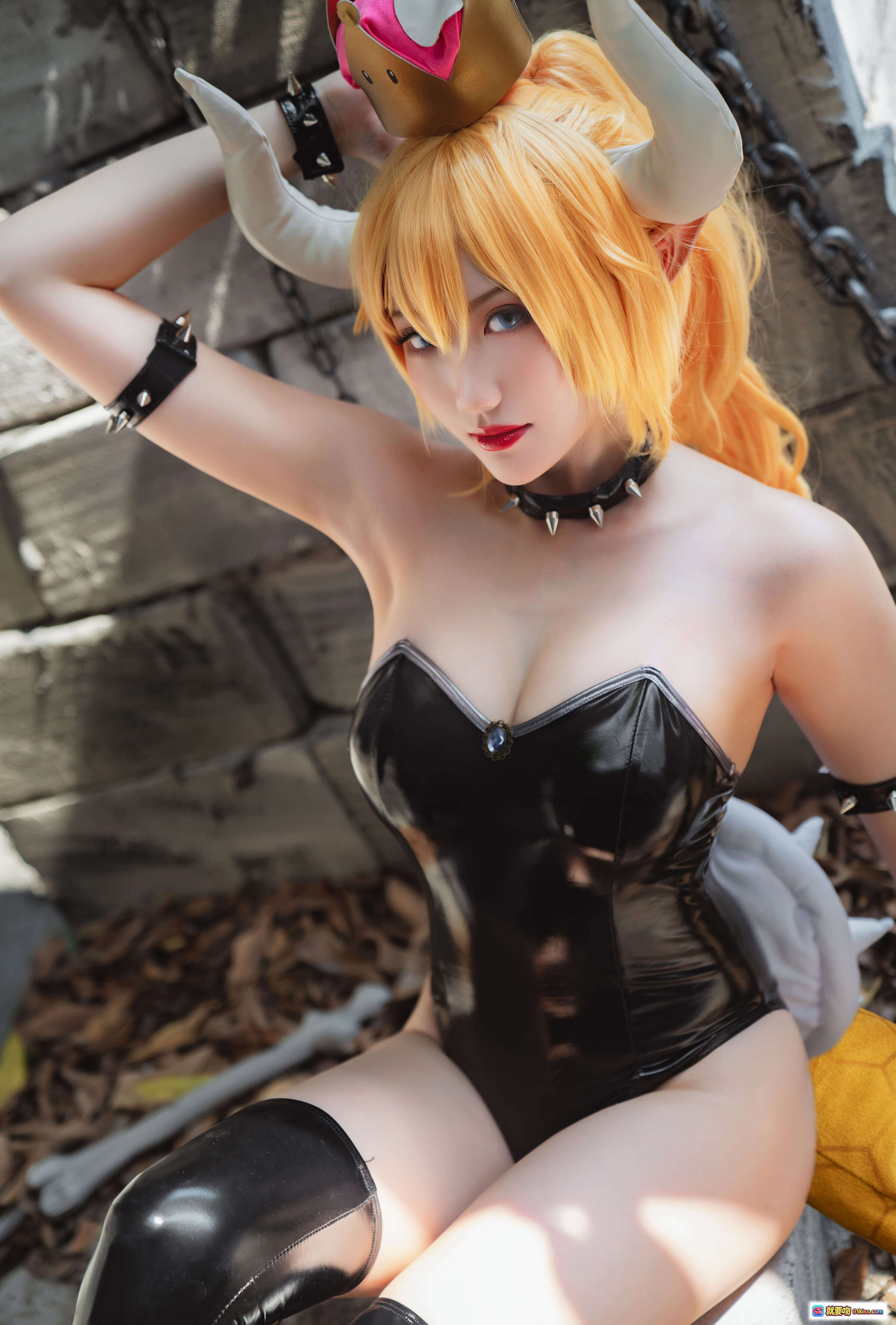瓜希酱NO.015库巴姬cosplay写真｜金发牛角黑皮紧身衣 spiked项圈 高筒靴 石墙背景 15P高清图集 - 就要吻