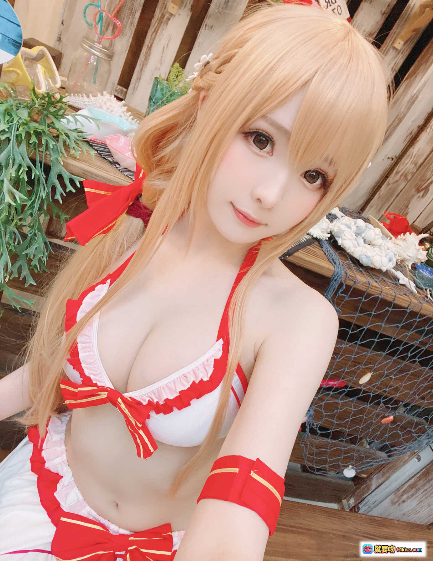 图片[5] - 霜月Shimo Cosplay Asuna泳装写真 | 白红比基尼+围裙造型 | 海滩风场景 | 20P高清图集 - 就要吻