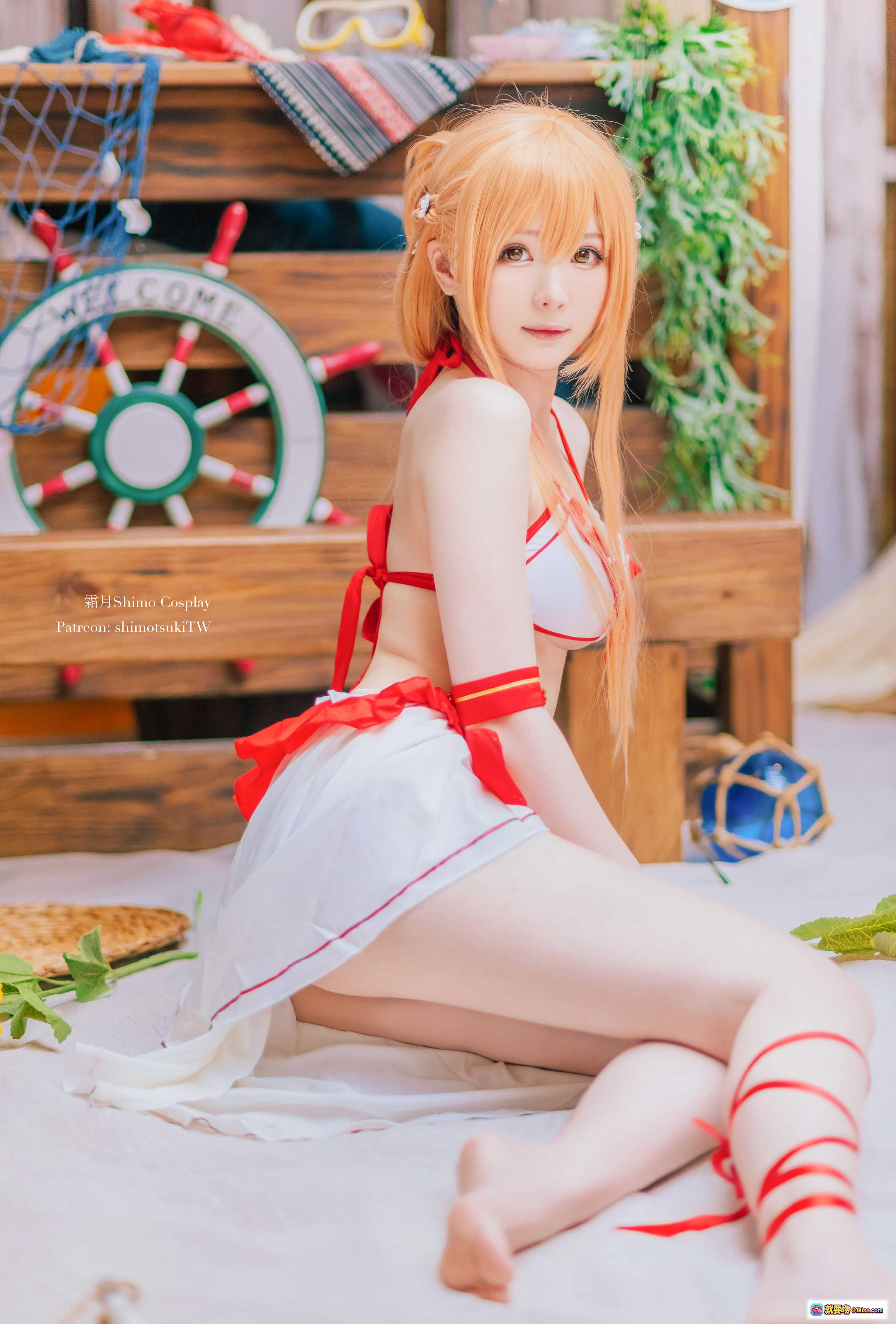 图片[8] - 霜月Shimo Cosplay Asuna泳装写真 | 白红比基尼+围裙造型 | 海滩风场景 | 20P高清图集 - 就要吻
