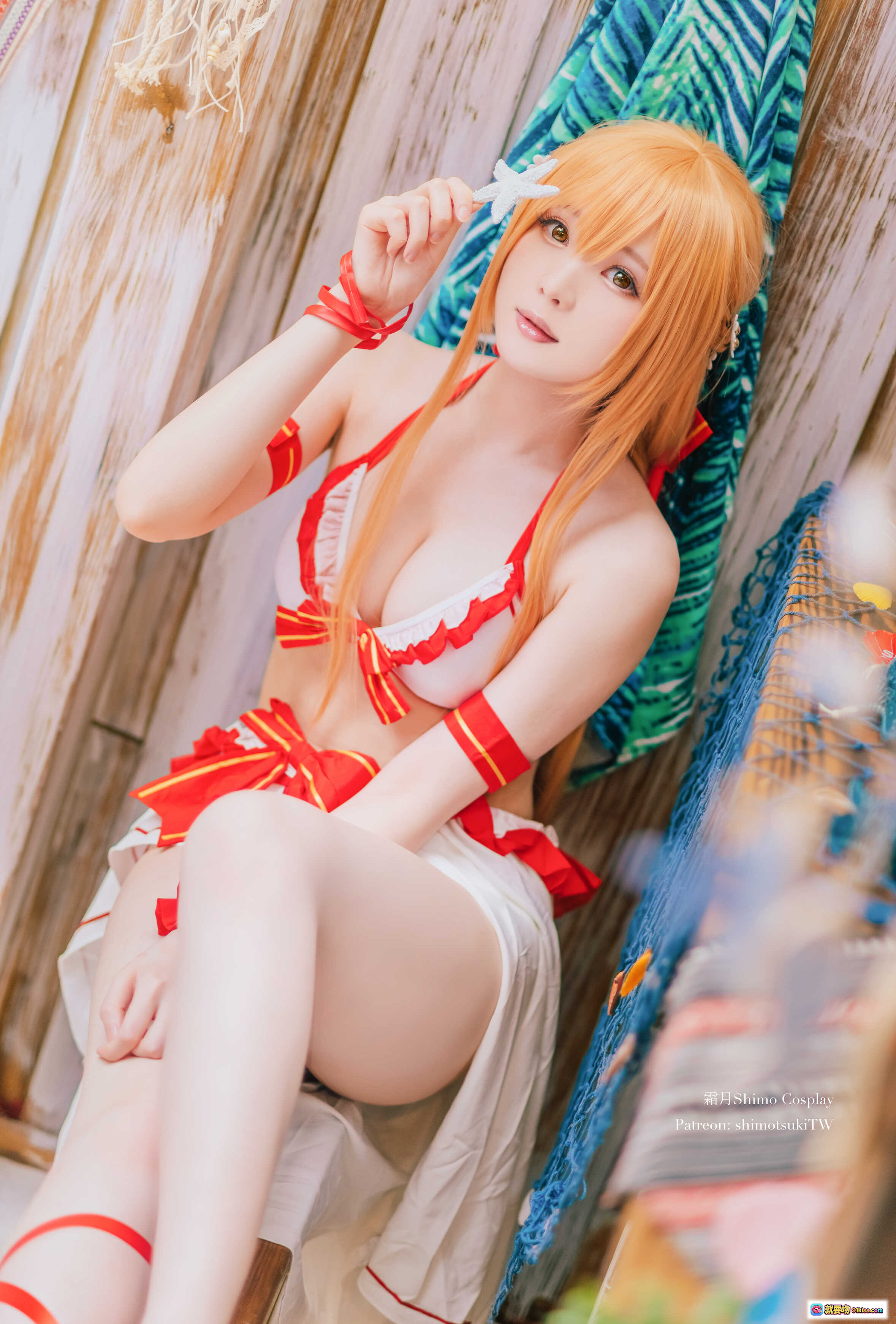 图片[2] - 霜月Shimo Cosplay Asuna泳装写真 | 白红比基尼+围裙造型 | 海滩风场景 | 20P高清图集 - 就要吻