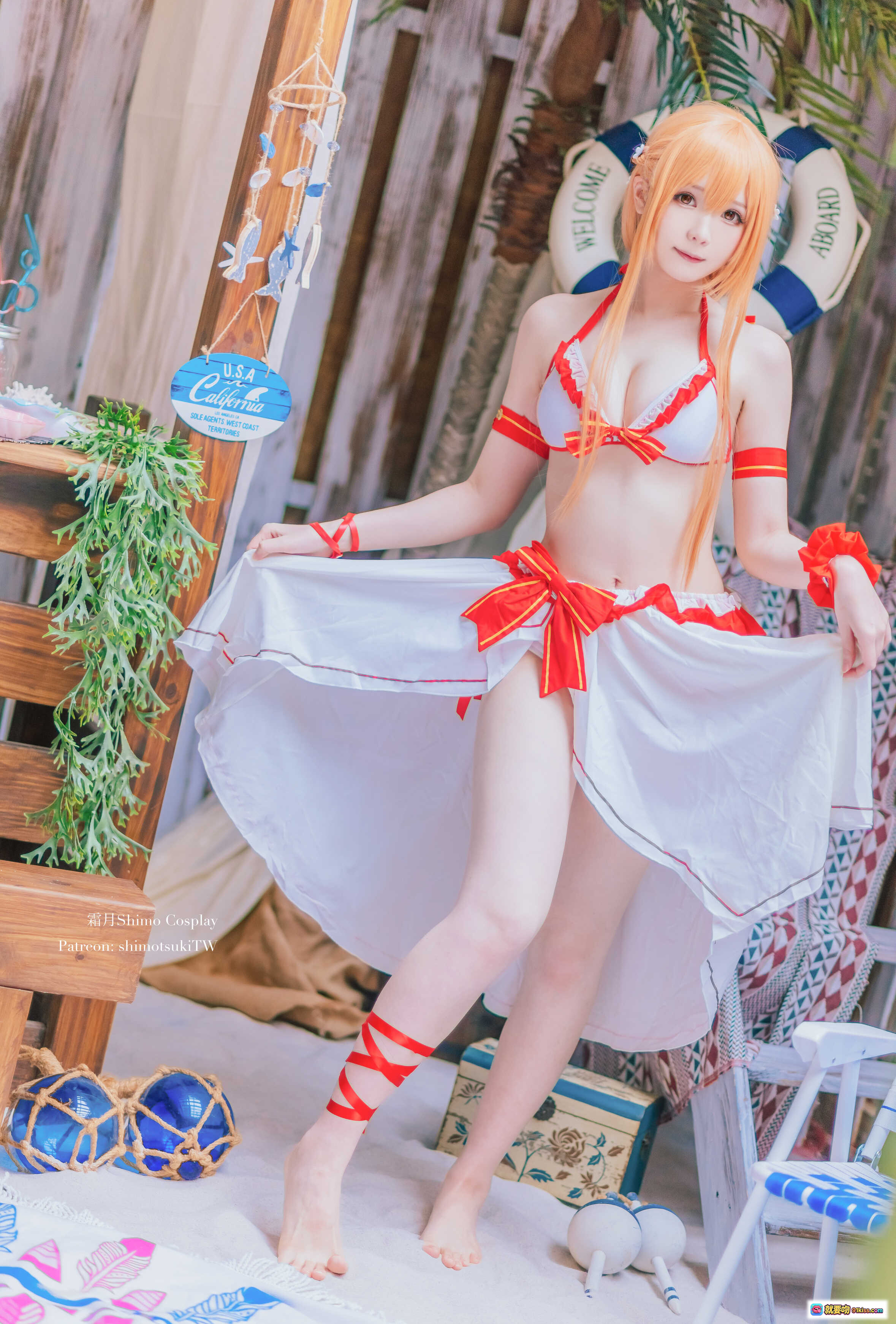 霜月Shimo Cosplay Asuna泳装写真 | 白红比基尼+围裙造型 | 海滩风场景 | 20P高清图集 - 就要吻