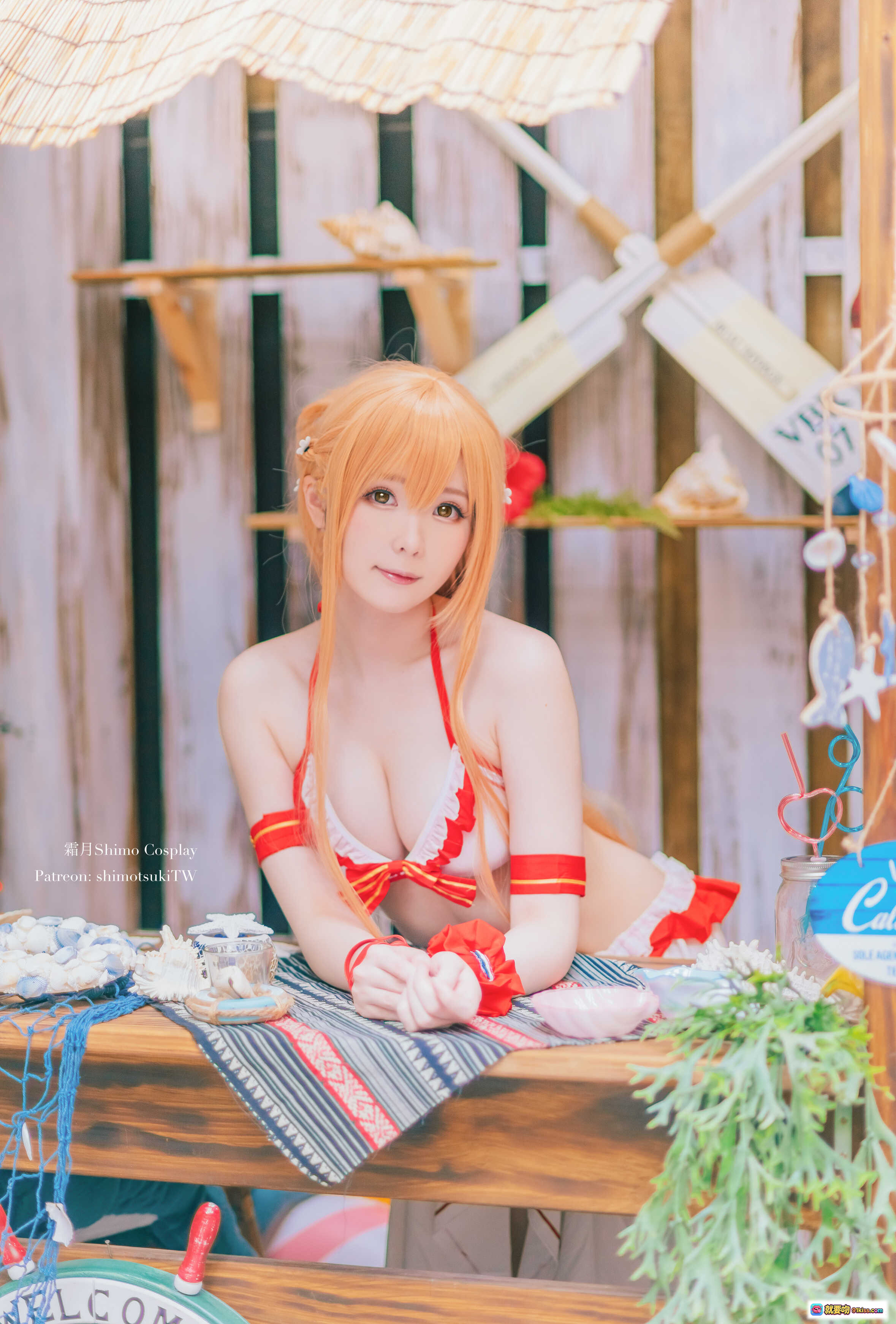 图片[10] - 霜月Shimo Cosplay Asuna泳装写真 | 白红比基尼+围裙造型 | 海滩风场景 | 20P高清图集 - 就要吻