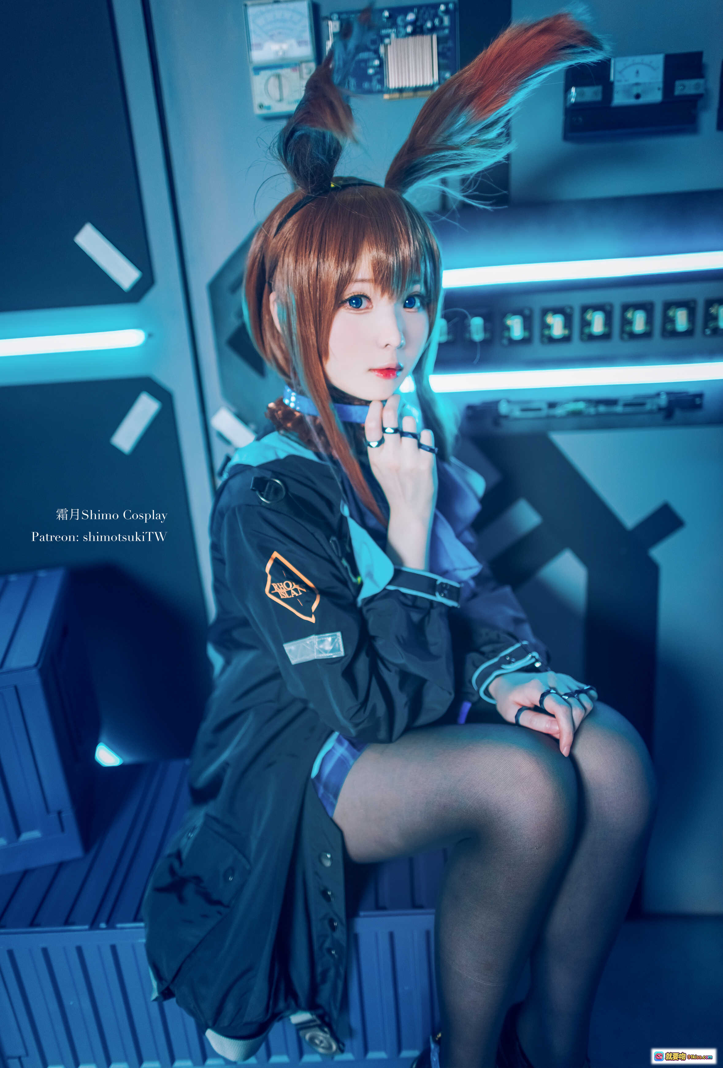 图片[4] - 霜月shimo明日方舟阿米娅Cosplay写真 | 蓝光氛围感少女角色扮演 | 黑丝制服高跟鞋造型 | 18P高清图集 - 就要吻