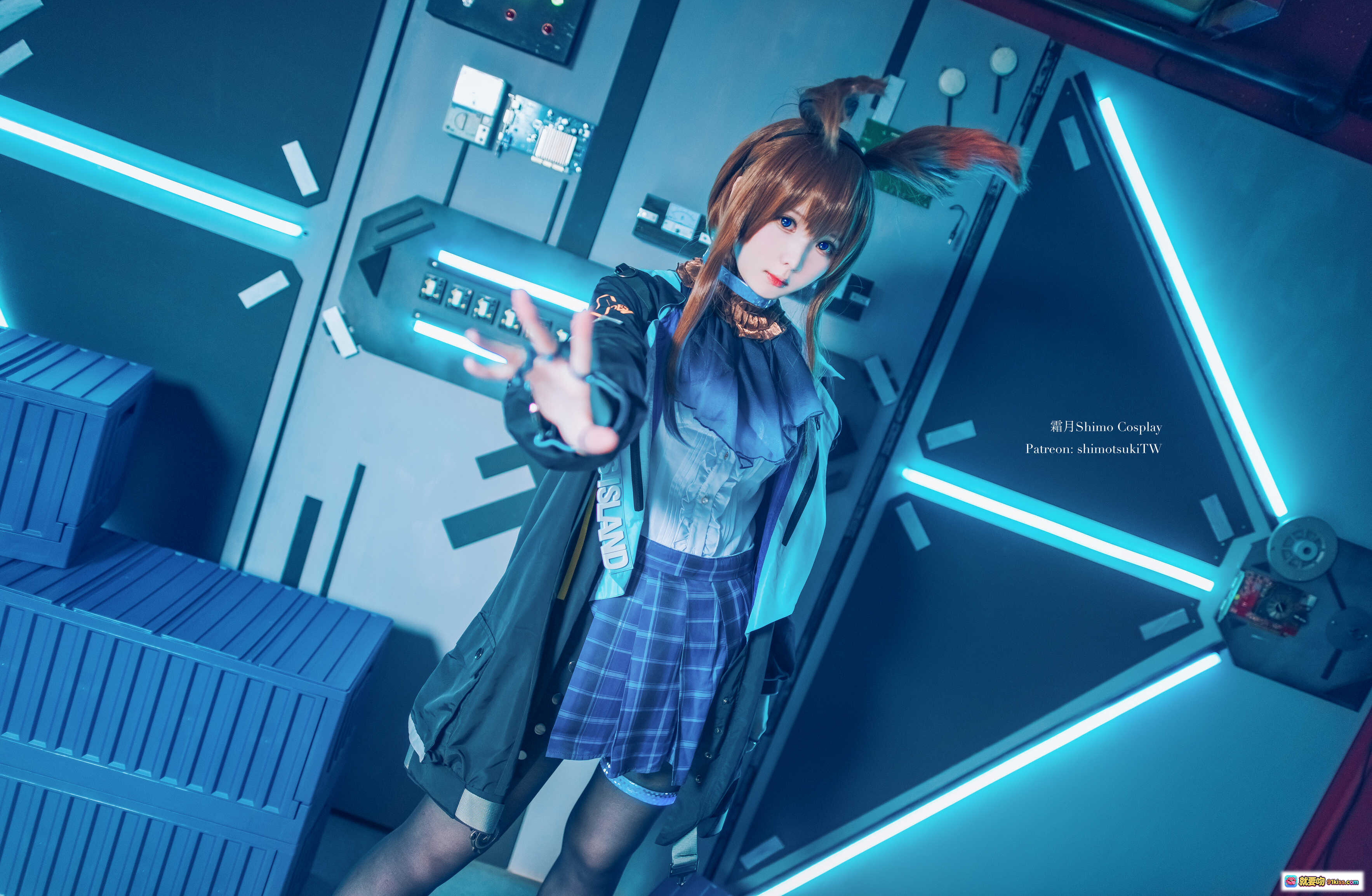 图片[5] - 霜月shimo明日方舟阿米娅Cosplay写真 | 蓝光氛围感少女角色扮演 | 黑丝制服高跟鞋造型 | 18P高清图集 - 就要吻