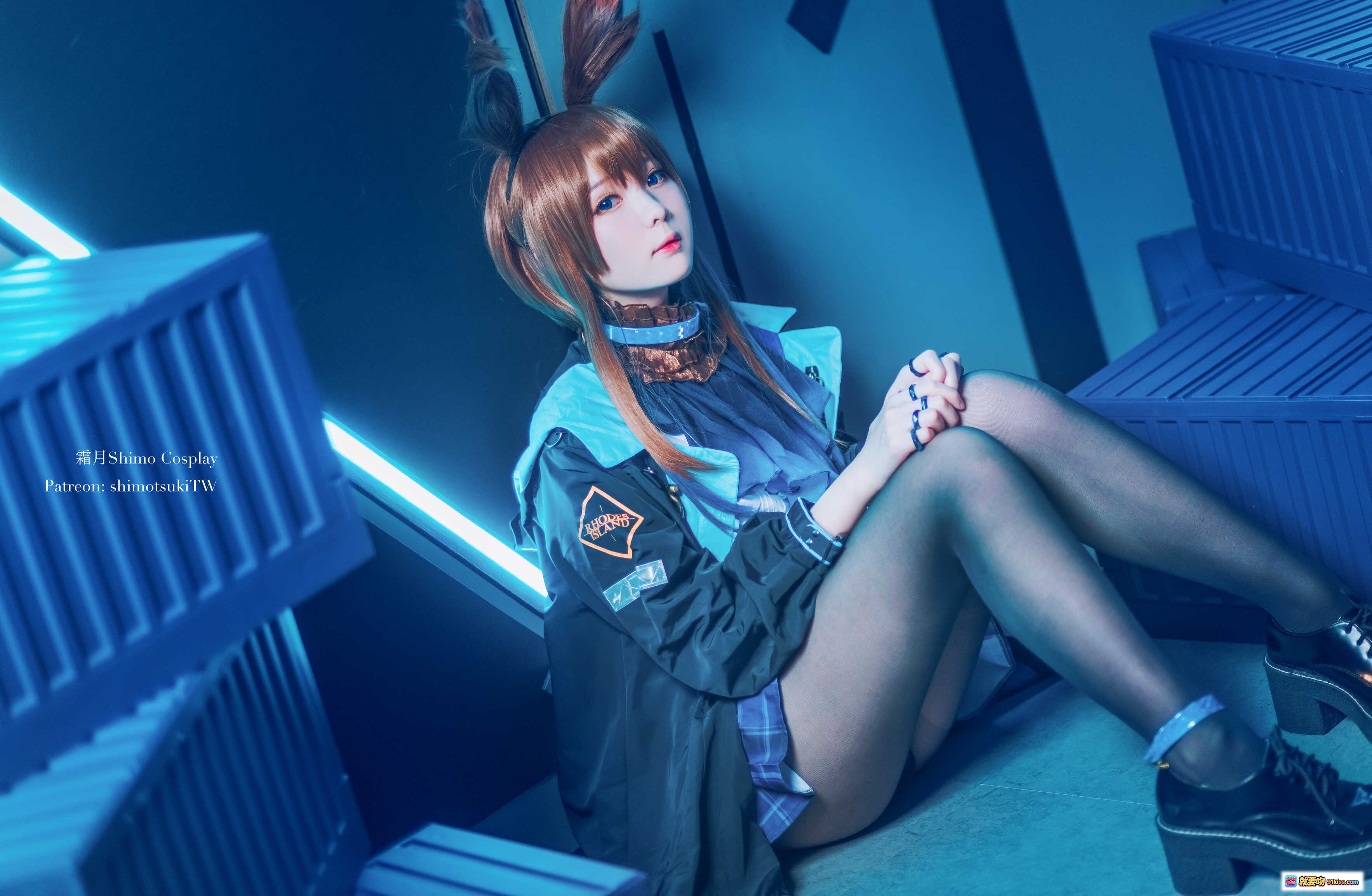 霜月shimo明日方舟阿米娅Cosplay写真 | 蓝光氛围感少女角色扮演 | 黑丝制服高跟鞋造型 | 18P高清图集 - 就要吻