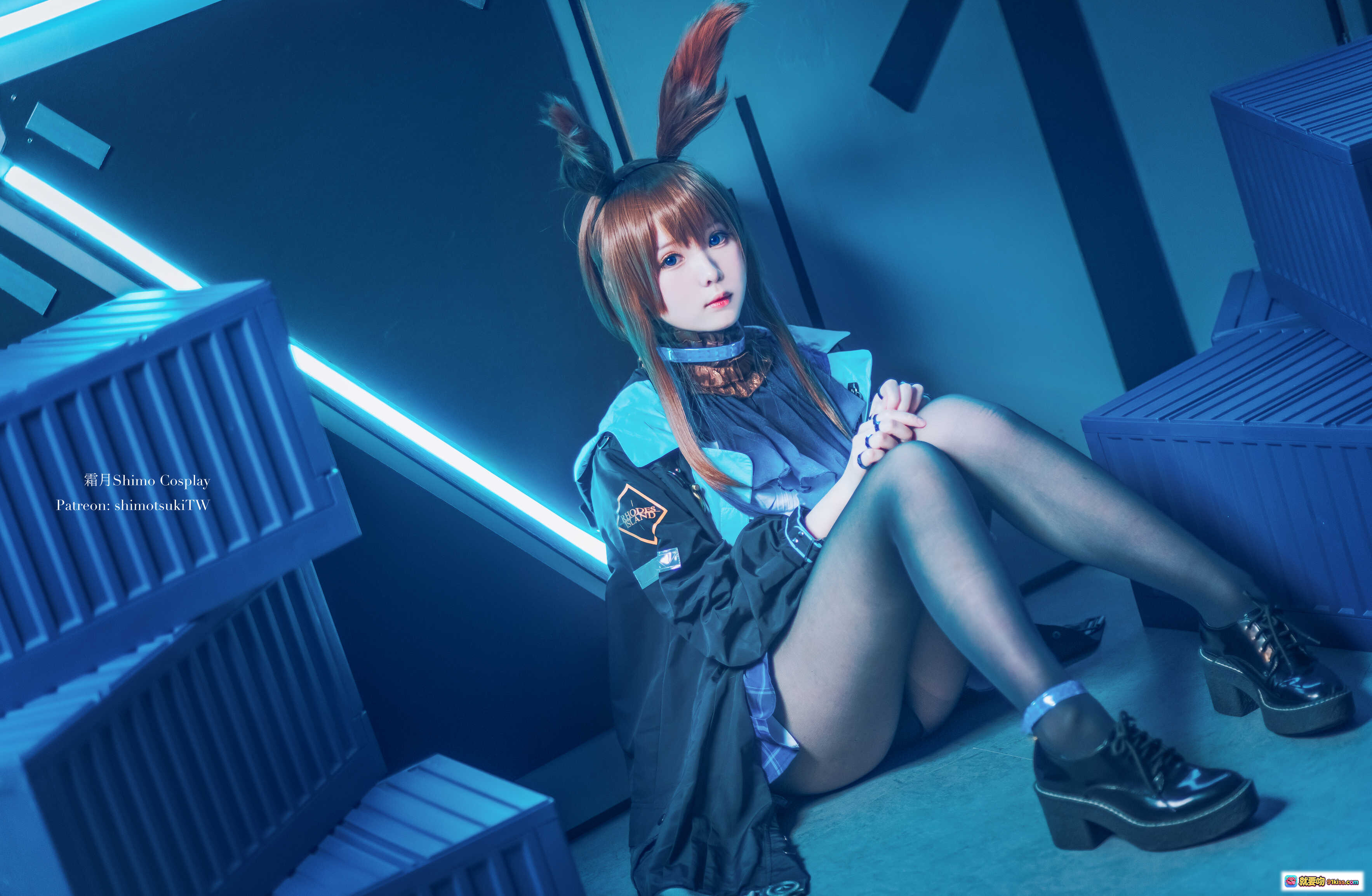 图片[8] - 霜月shimo明日方舟阿米娅Cosplay写真 | 蓝光氛围感少女角色扮演 | 黑丝制服高跟鞋造型 | 18P高清图集 - 就要吻