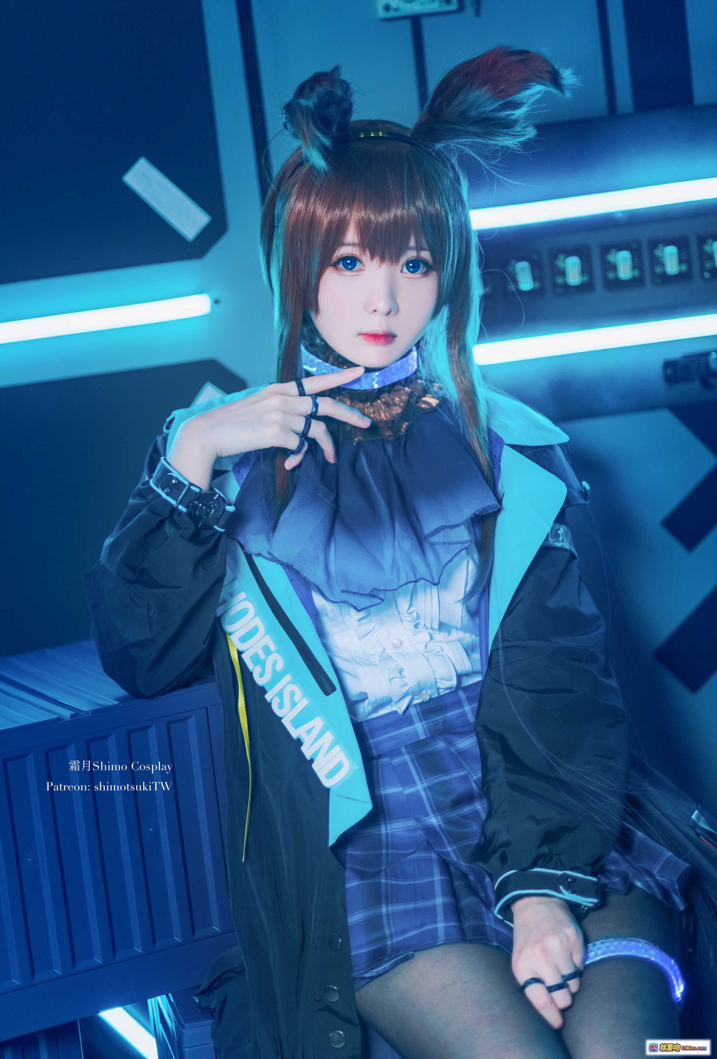 图片[9] - 霜月shimo明日方舟阿米娅Cosplay写真 | 蓝光氛围感少女角色扮演 | 黑丝制服高跟鞋造型 | 18P高清图集 - 就要吻