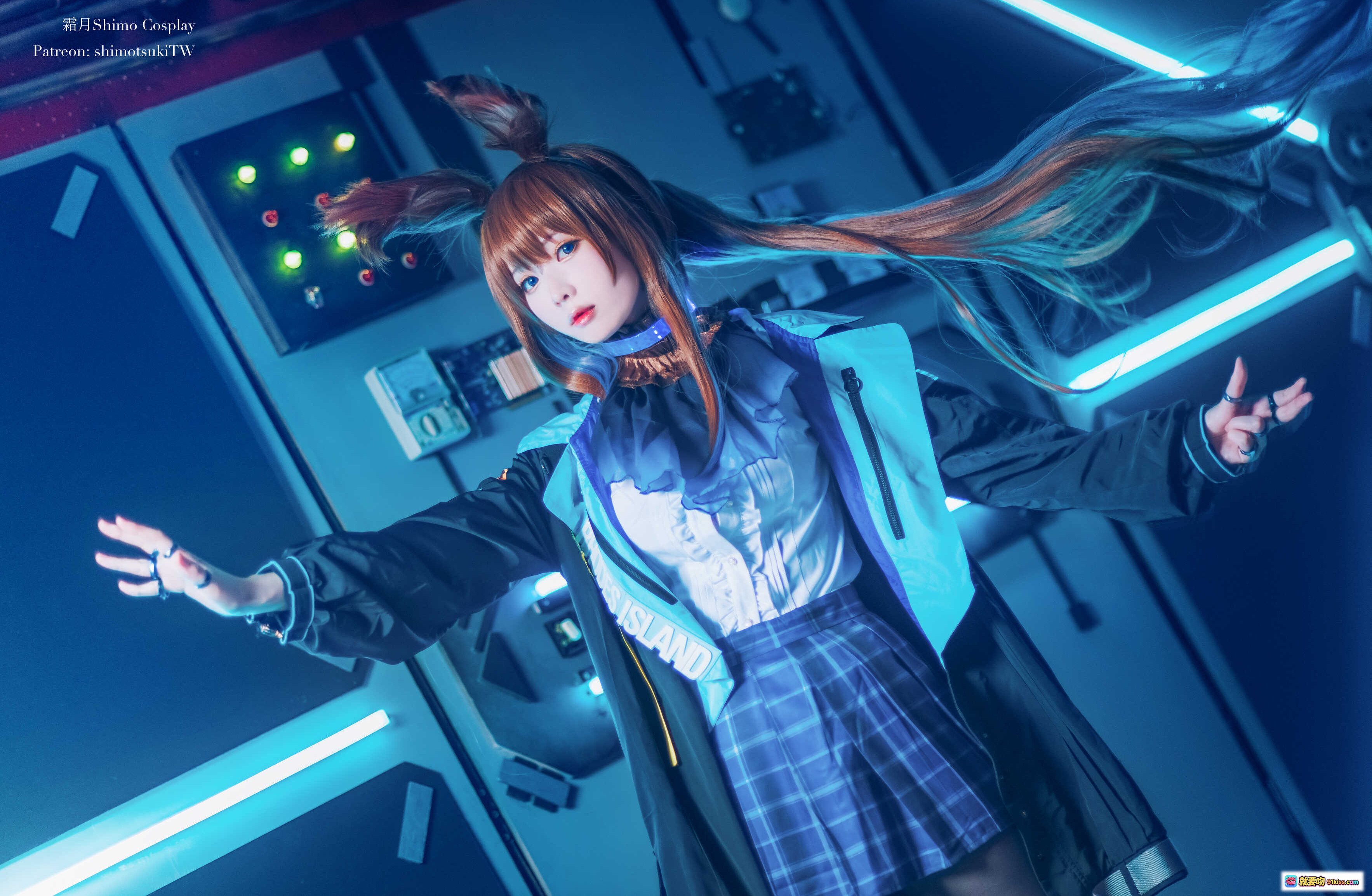 图片[10] - 霜月shimo明日方舟阿米娅Cosplay写真 | 蓝光氛围感少女角色扮演 | 黑丝制服高跟鞋造型 | 18P高清图集 - 就要吻