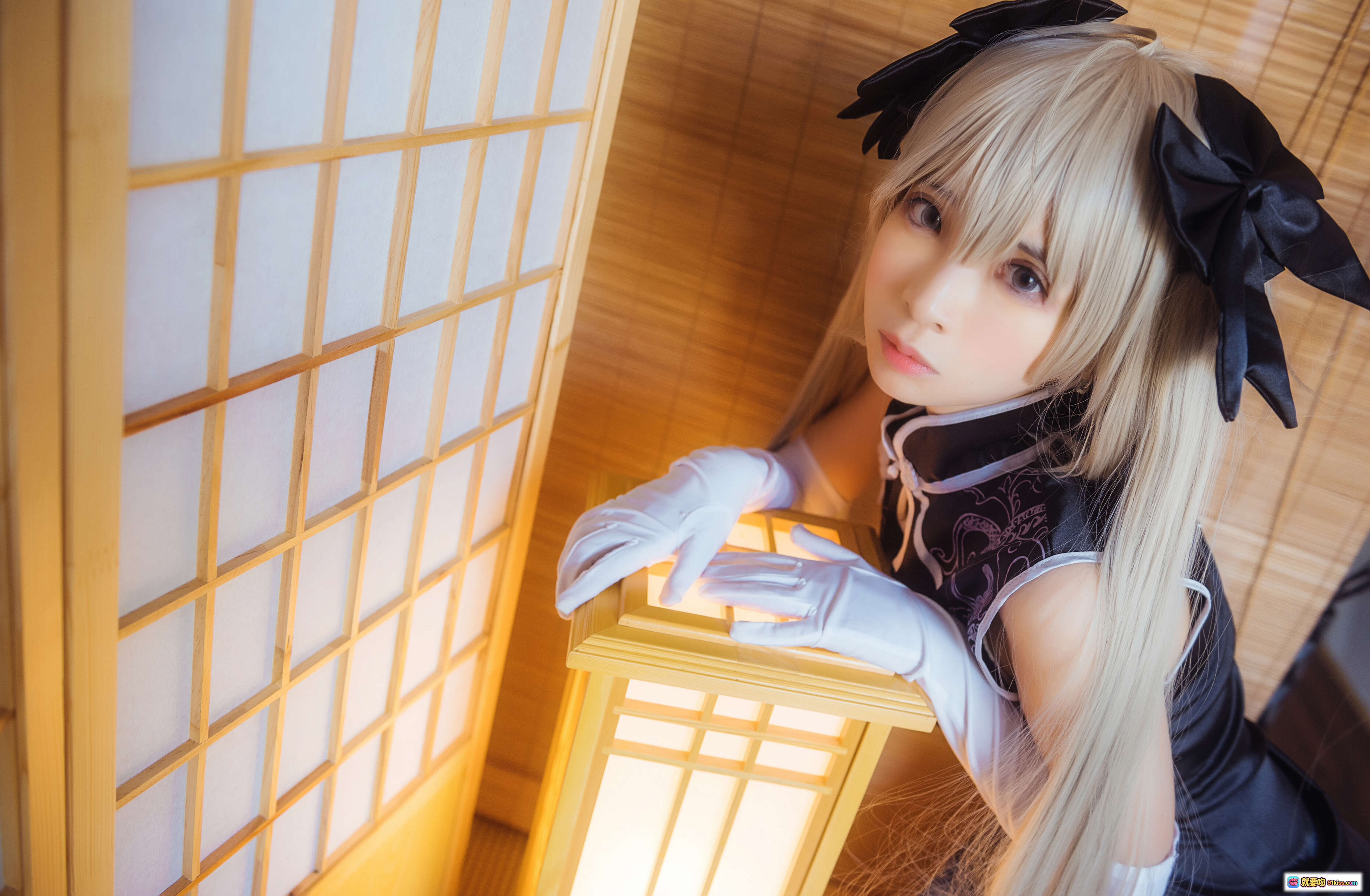 图片[2] - 疯猫ss NO.015 穹妹旗袍写真 | 白发少女日系和风cos | 樱花背景榻榻米场景 | 24P高清图集 - 就要吻