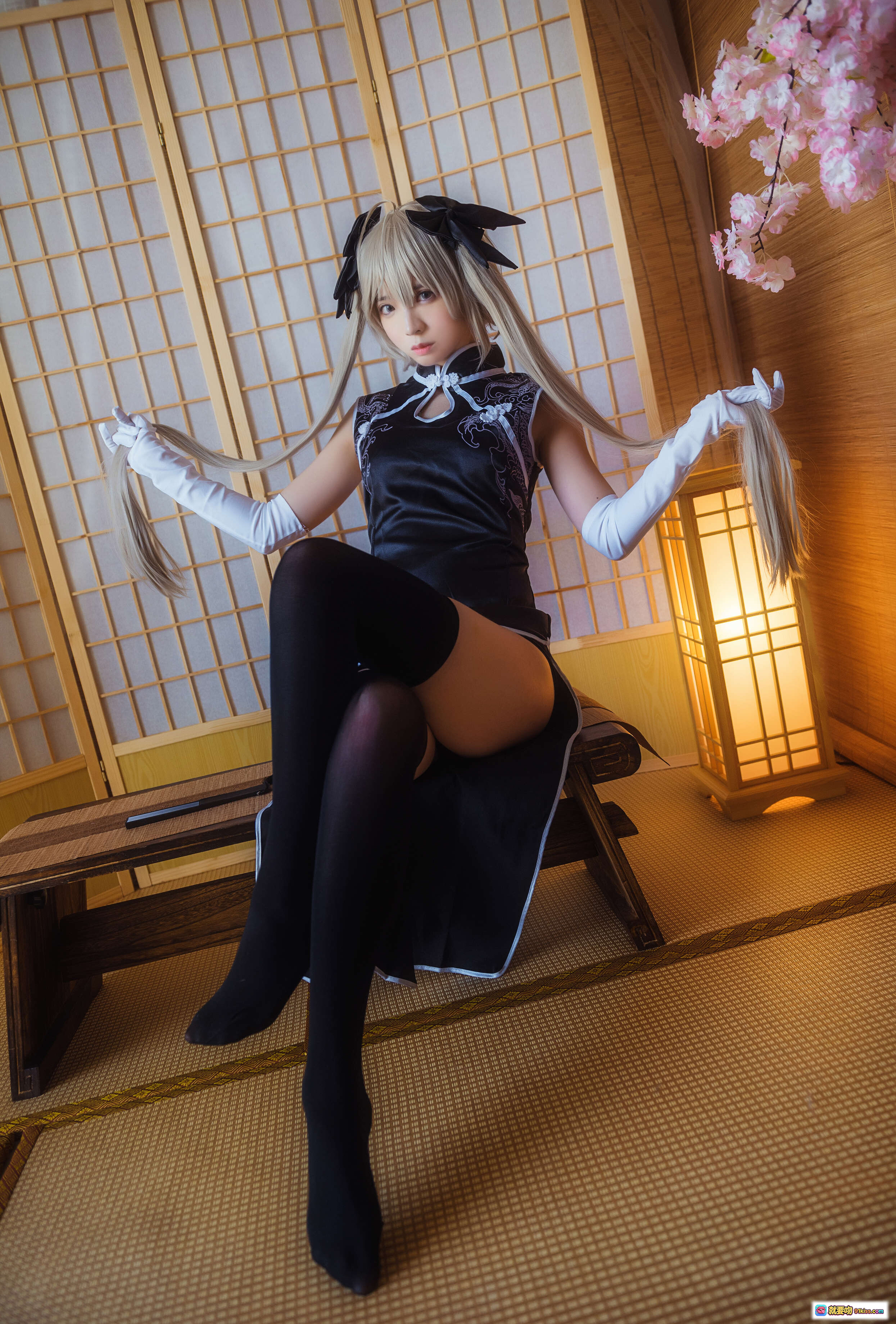 图片[4] - 疯猫ss NO.015 穹妹旗袍写真 | 白发少女日系和风cos | 樱花背景榻榻米场景 | 24P高清图集 - 就要吻