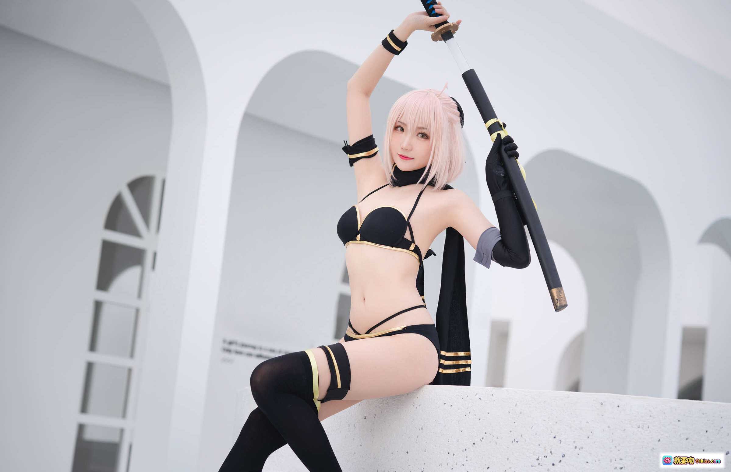 图片[6] - 瓜希酱NO.006总司水着Cosplay写真｜粉发少女持刀黑金泳装美腿长袜性感摆拍 - 就要吻