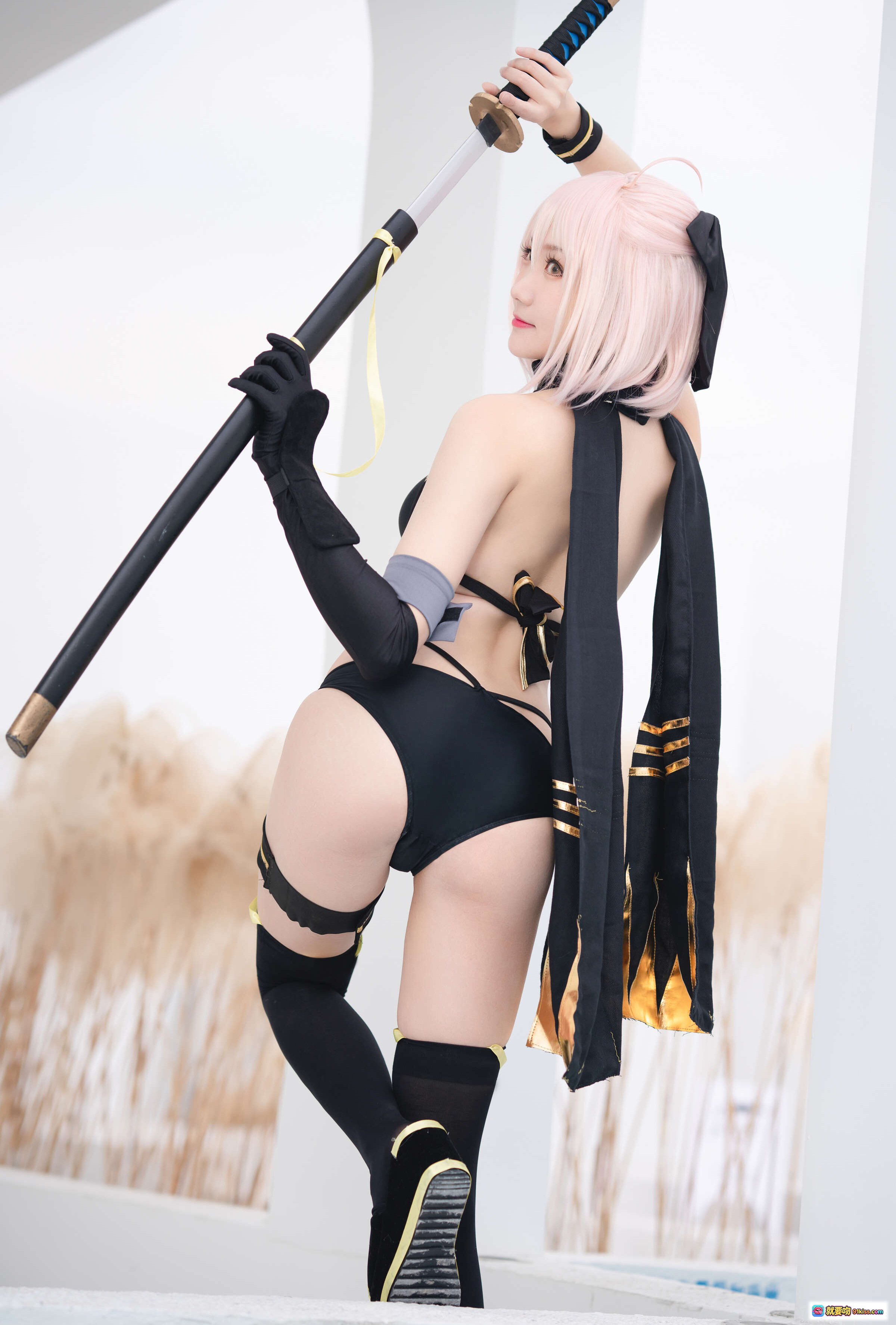 图片[4] - 瓜希酱NO.006总司水着Cosplay写真｜粉发少女持刀黑金泳装美腿长袜性感摆拍 - 就要吻