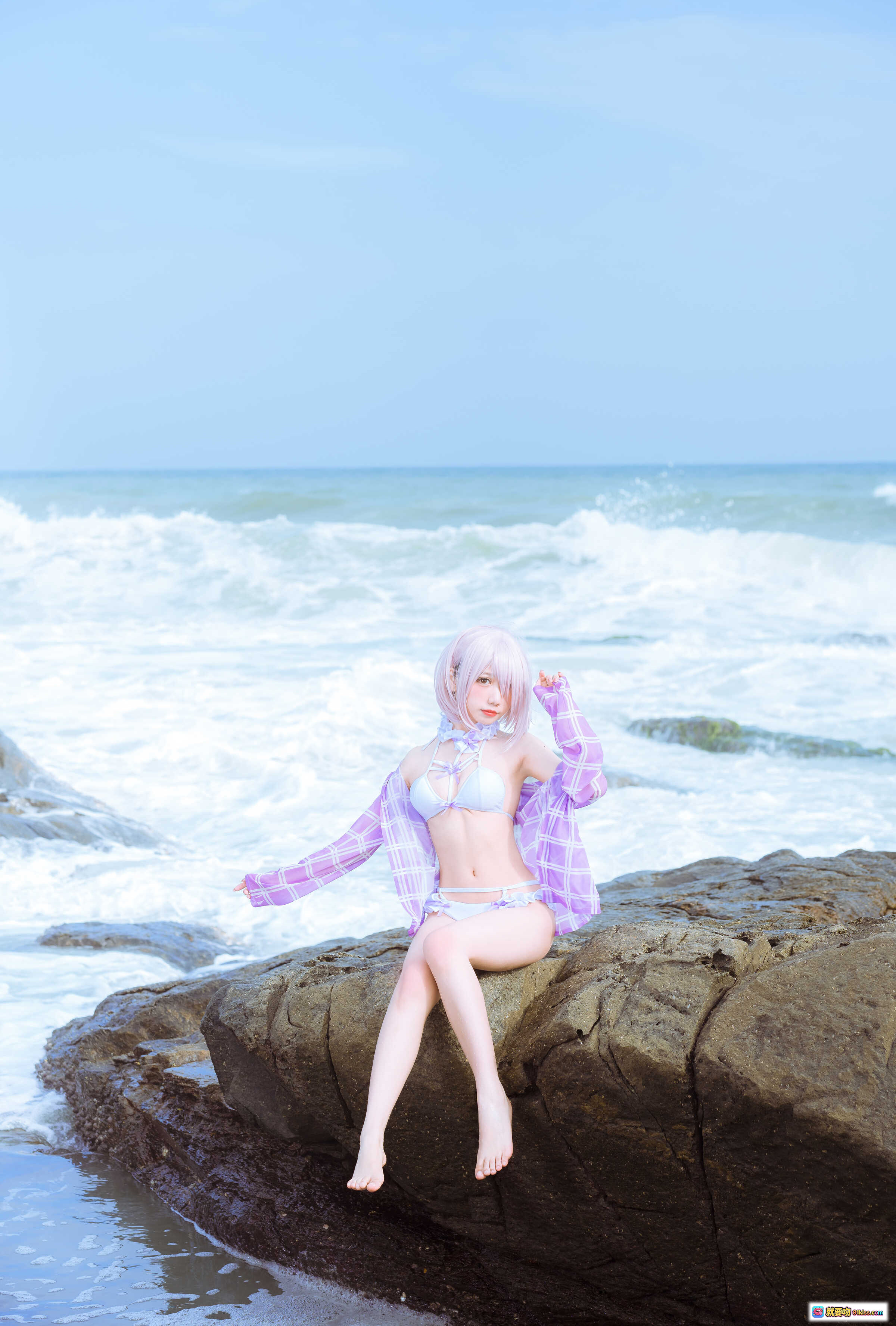 海边玛修cosplay写真｜果咩酱w NO.018｜紫格衬衫比基尼｜岩石海岸浪花背景｜35P高清图集 - 就要吻