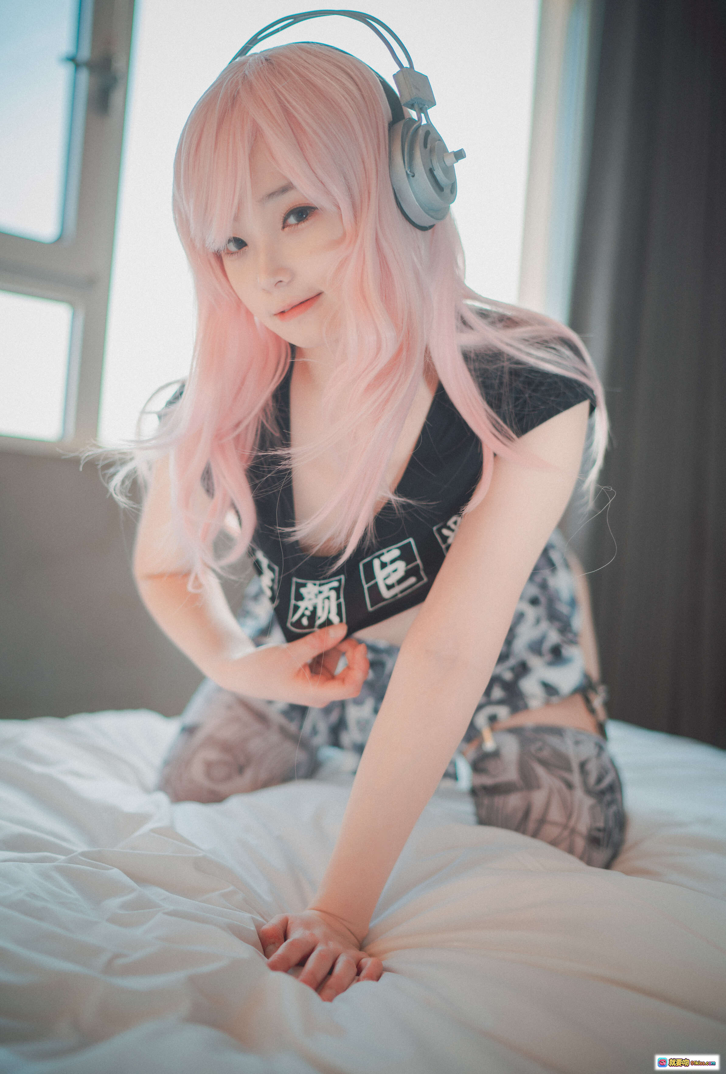 图片[8] - Bambi Sonico Cosplay 微型上衣 粉发少女 床上性感姿势 黑白条纹内裤 印花丝袜 二次元写真 - 就要吻