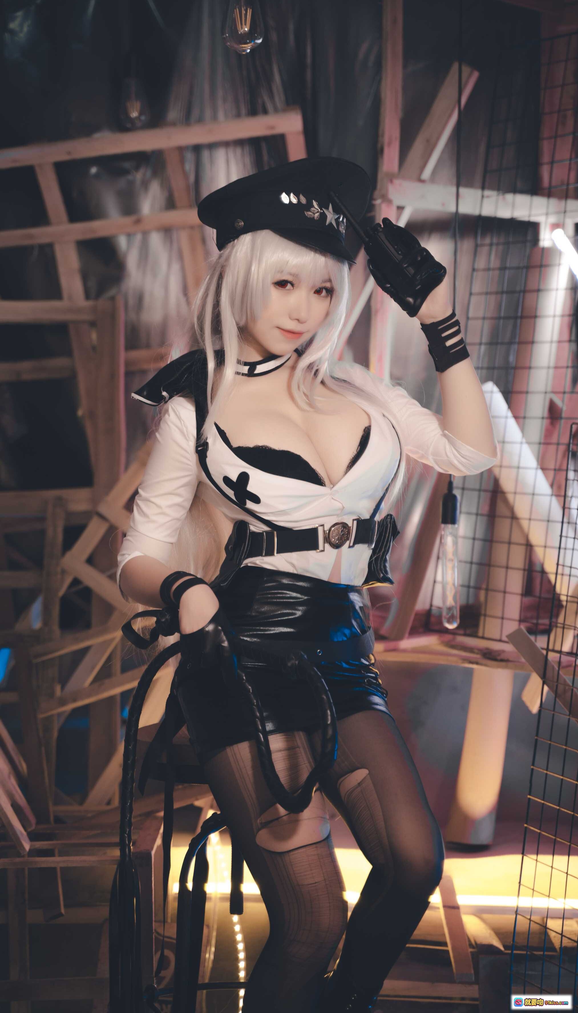 图片[5] - 芋圆侑子NO.019甘古特监狱服Cosplay写真 | 白发黑帽皮裙丝袜造型 | 影棚木质支架烟雾氛围感大片 - 就要吻