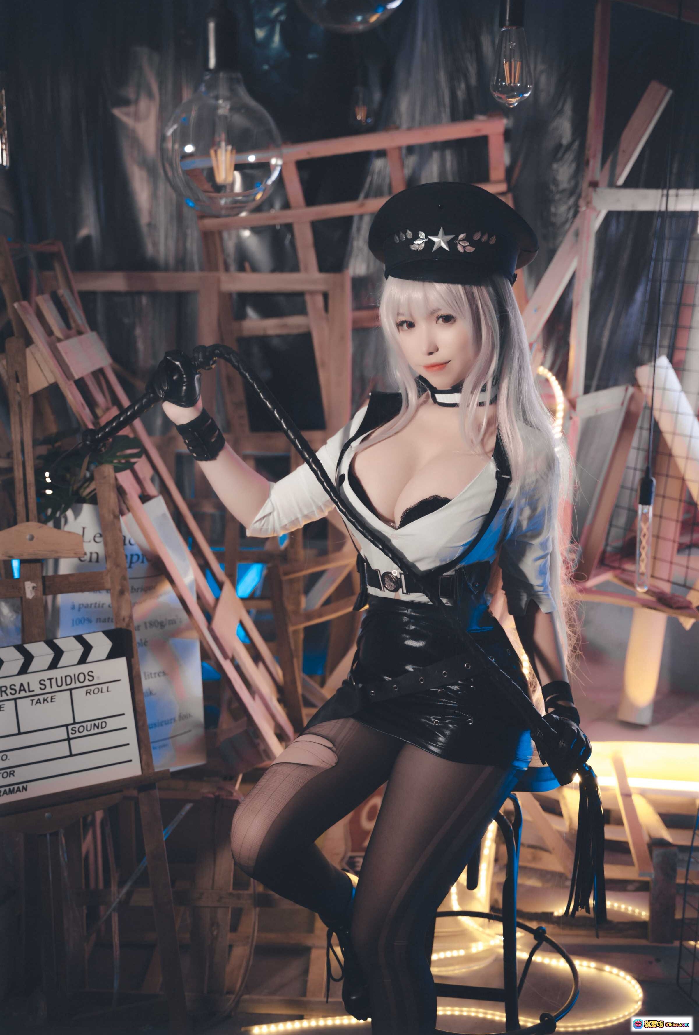 图片[2] - 芋圆侑子NO.019甘古特监狱服Cosplay写真 | 白发黑帽皮裙丝袜造型 | 影棚木质支架烟雾氛围感大片 - 就要吻