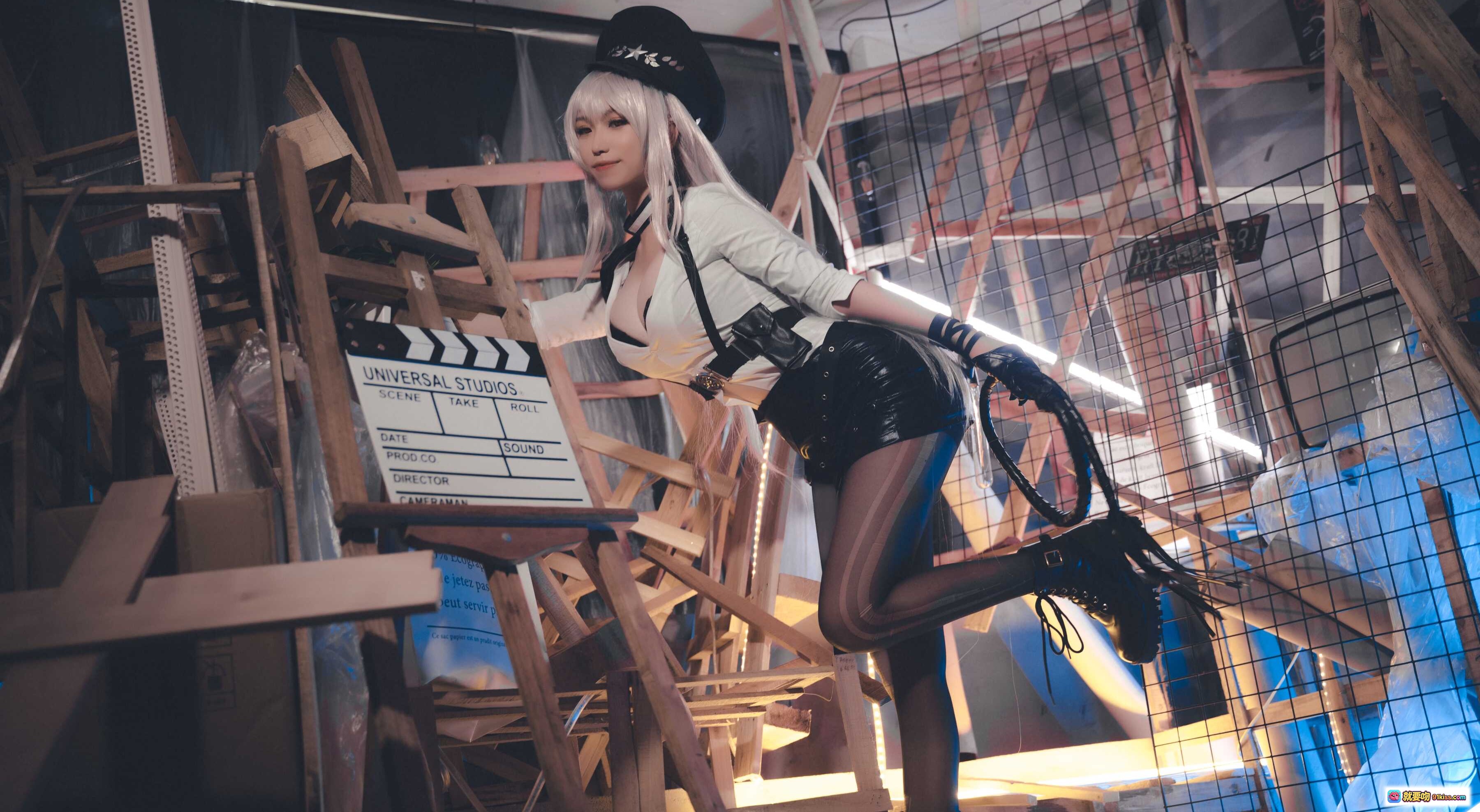 图片[8] - 芋圆侑子NO.019甘古特监狱服Cosplay写真 | 白发黑帽皮裙丝袜造型 | 影棚木质支架烟雾氛围感大片 - 就要吻