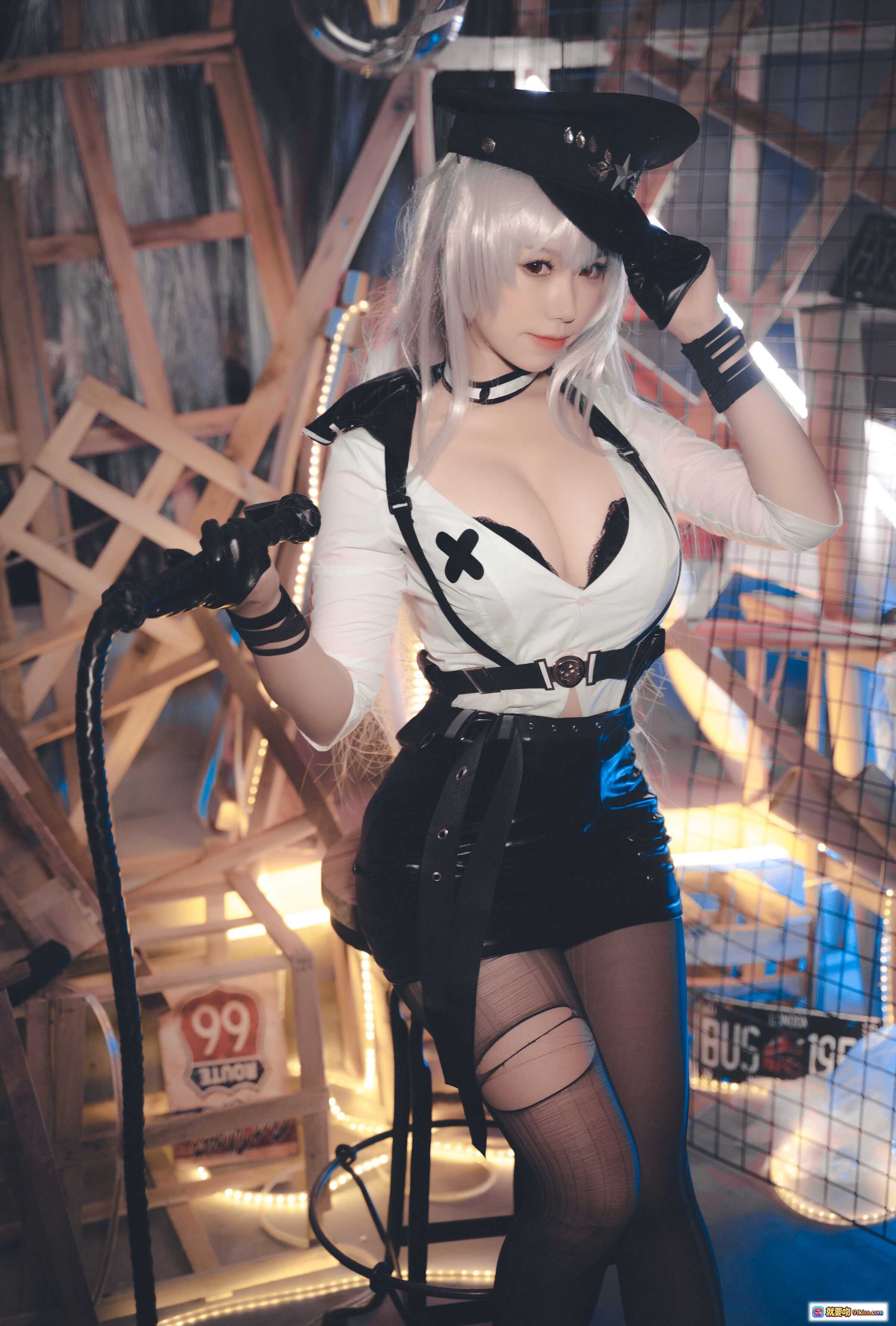 图片[6] - 芋圆侑子NO.019甘古特监狱服Cosplay写真 | 白发黑帽皮裙丝袜造型 | 影棚木质支架烟雾氛围感大片 - 就要吻