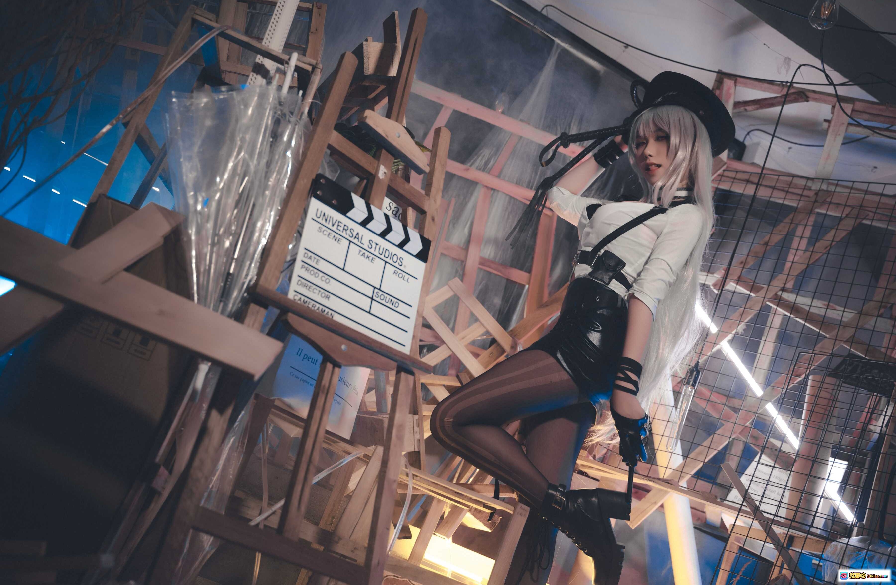 图片[1] - 芋圆侑子NO.019甘古特监狱服Cosplay写真 | 白发黑帽皮裙丝袜造型 | 影棚木质支架烟雾氛围感大片 - 就要吻