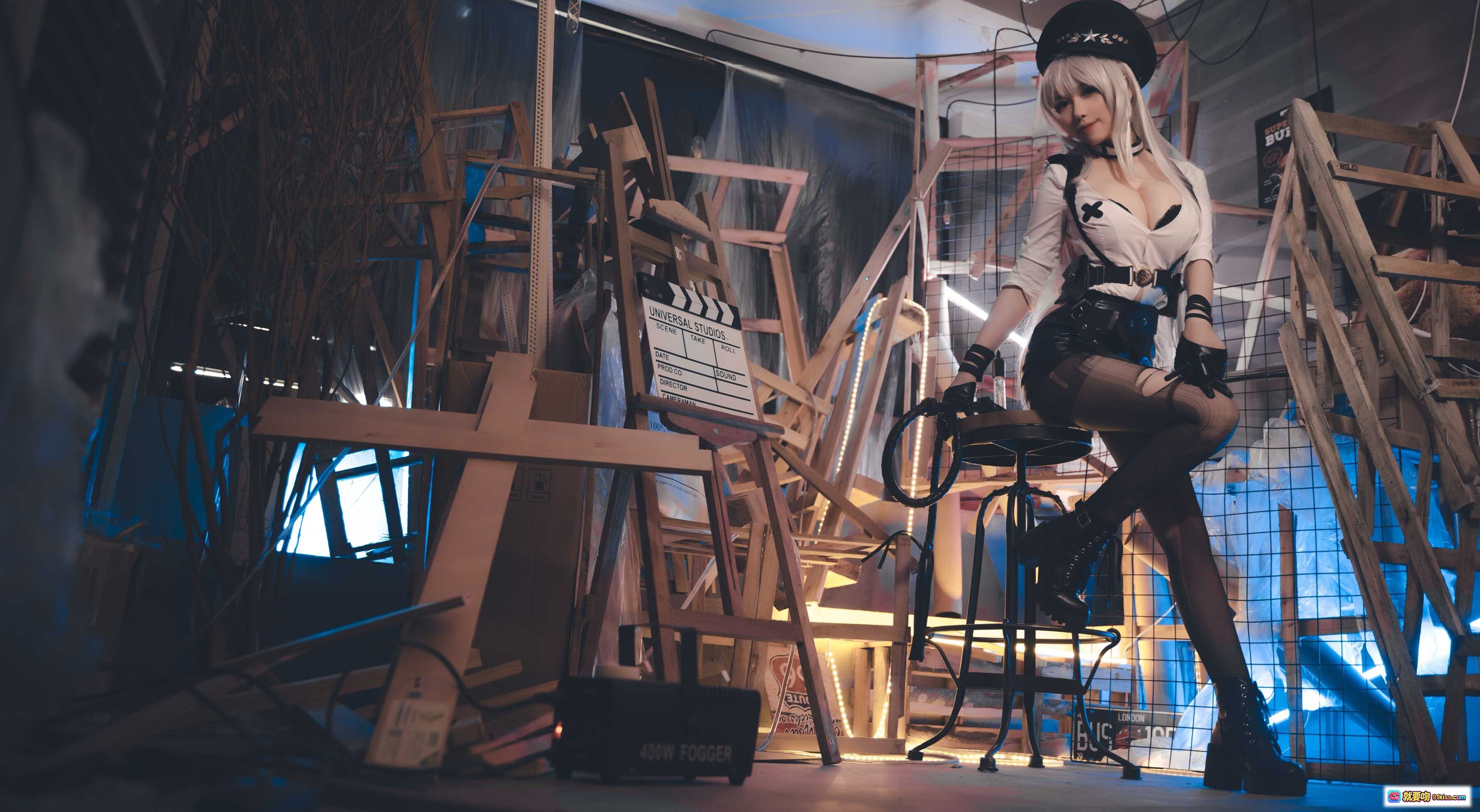 图片[3] - 芋圆侑子NO.019甘古特监狱服Cosplay写真 | 白发黑帽皮裙丝袜造型 | 影棚木质支架烟雾氛围感大片 - 就要吻