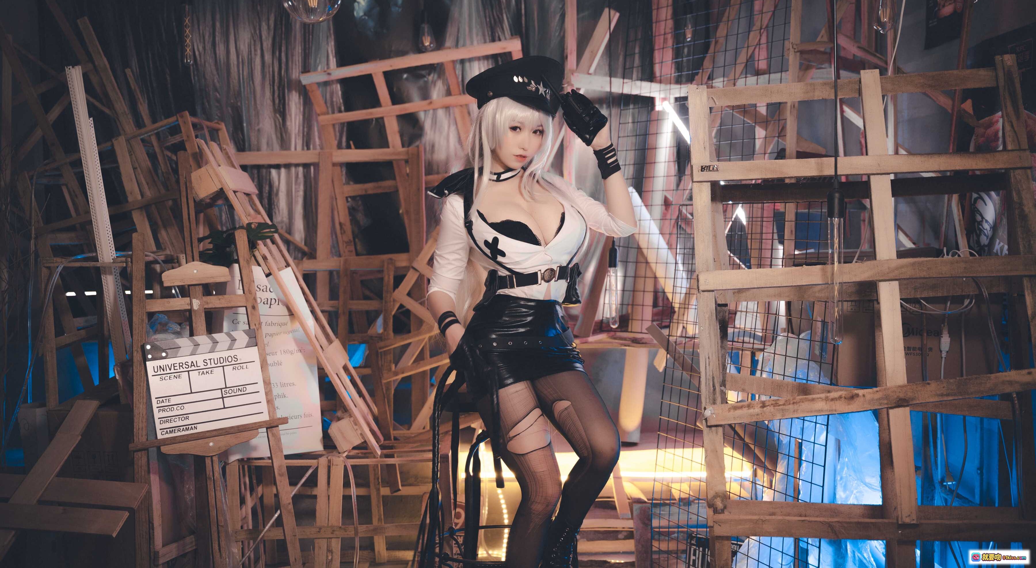 图片[10] - 芋圆侑子NO.019甘古特监狱服Cosplay写真 | 白发黑帽皮裙丝袜造型 | 影棚木质支架烟雾氛围感大片 - 就要吻