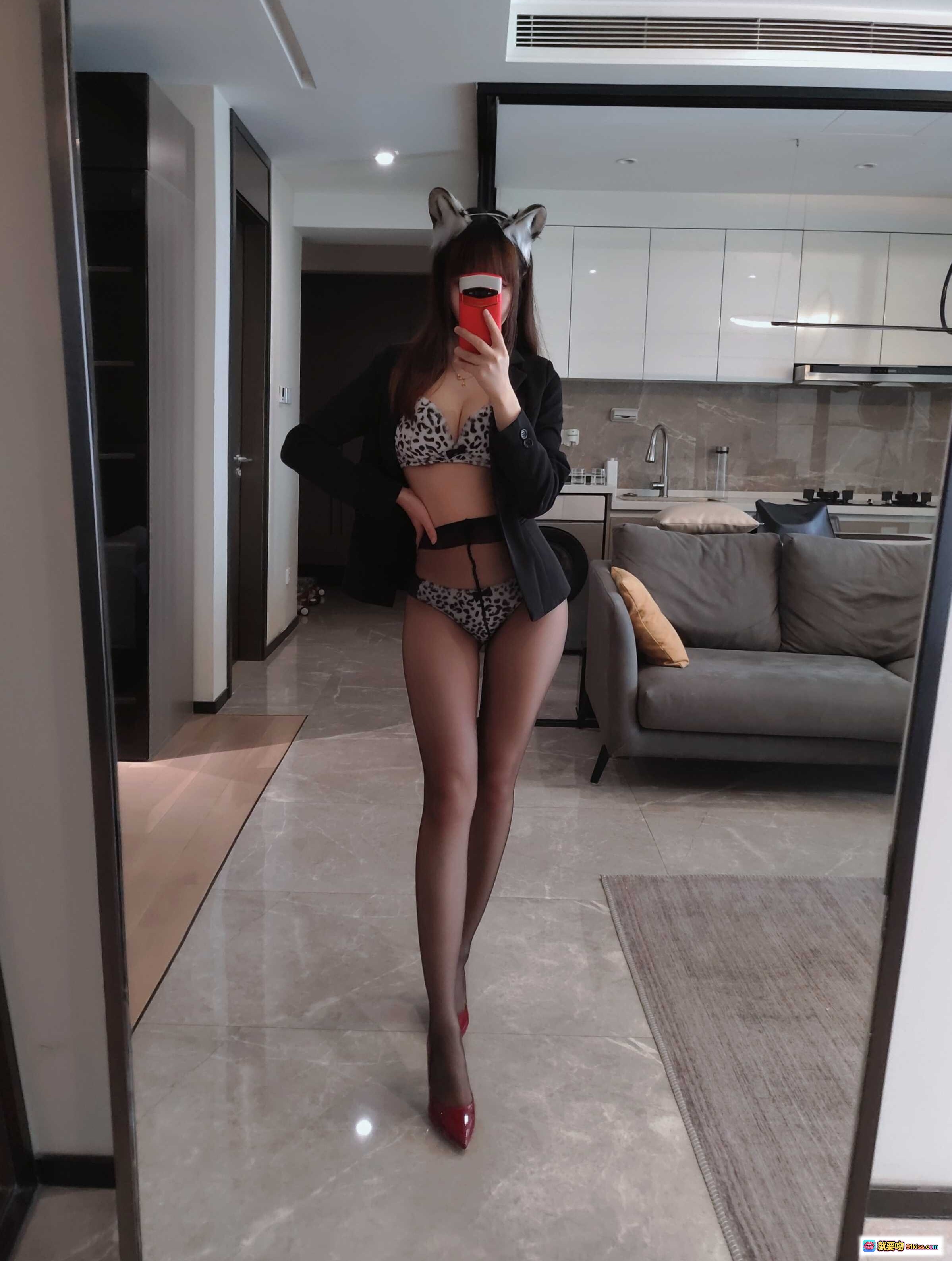 图片[3] - 雪琪SAMA NO.04 雪豹纹内衣自拍 黑西装搭配黑丝美腿 室内镜前性感写真 20PMB - 就要吻