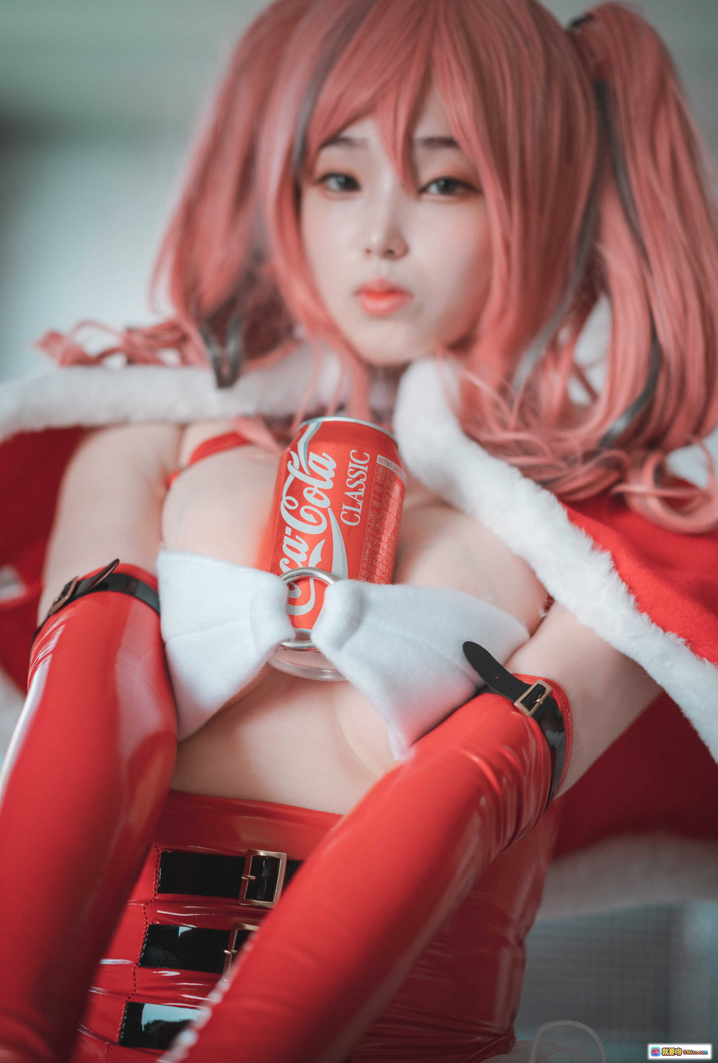图片[8] - Bambi圣诞少女写真｜粉发圣诞帽+红绒装+黑高跟｜夏日室内性感Cosplay美图 - 就要吻