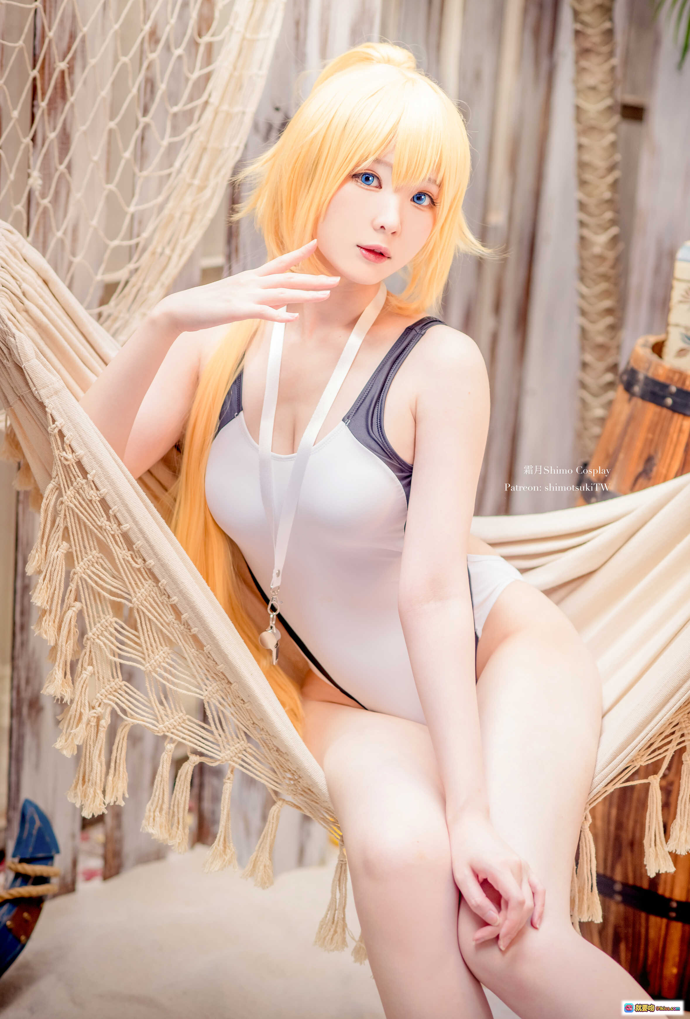 图片[2] - 霜月shimo Cosplay贞德NO.003 金发眼镜少女 白色露肩装 沙滩椅写真 13P高清图集 - 就要吻