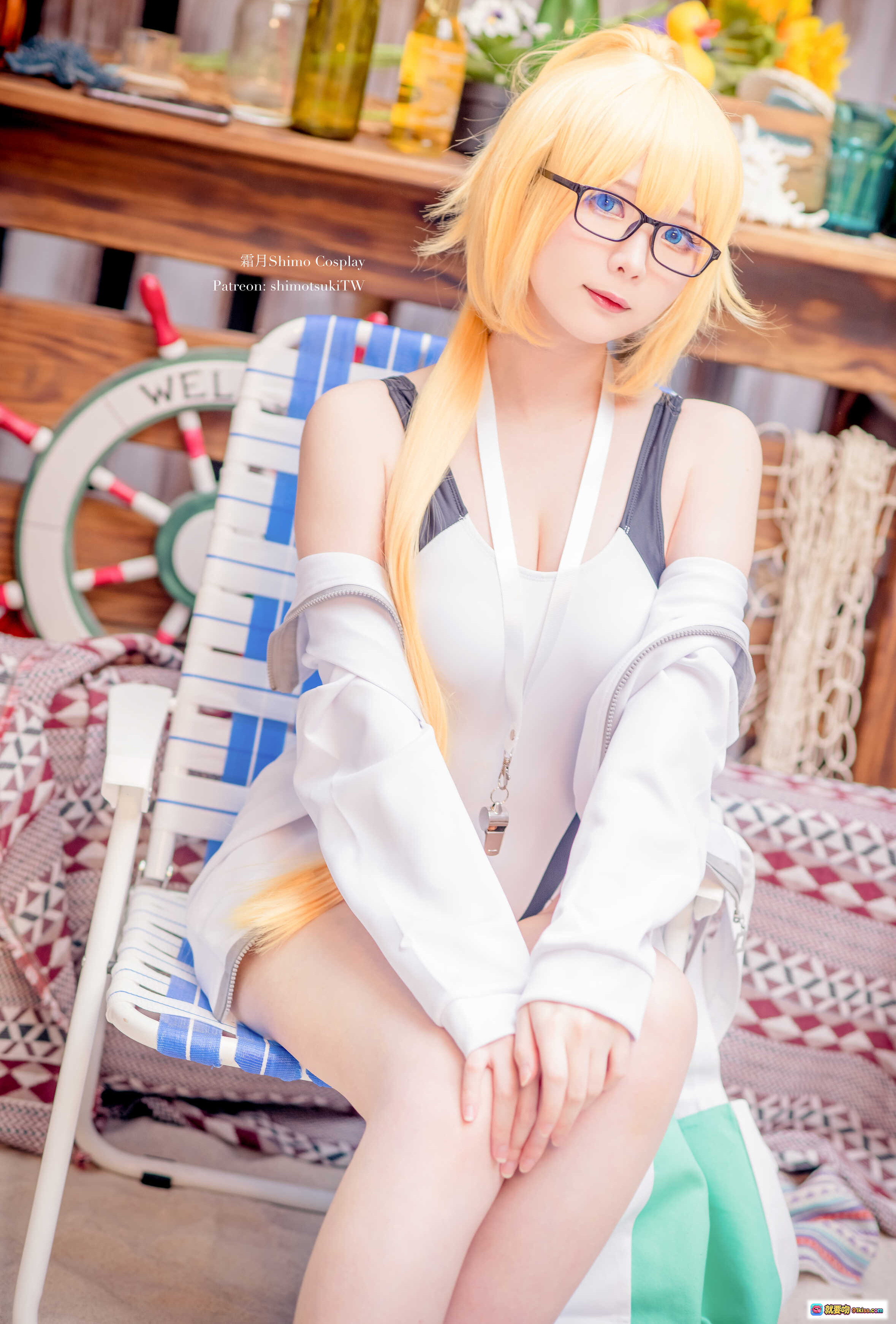 图片[1] - 霜月shimo Cosplay贞德NO.003 金发眼镜少女 白色露肩装 沙滩椅写真 13P高清图集 - 就要吻