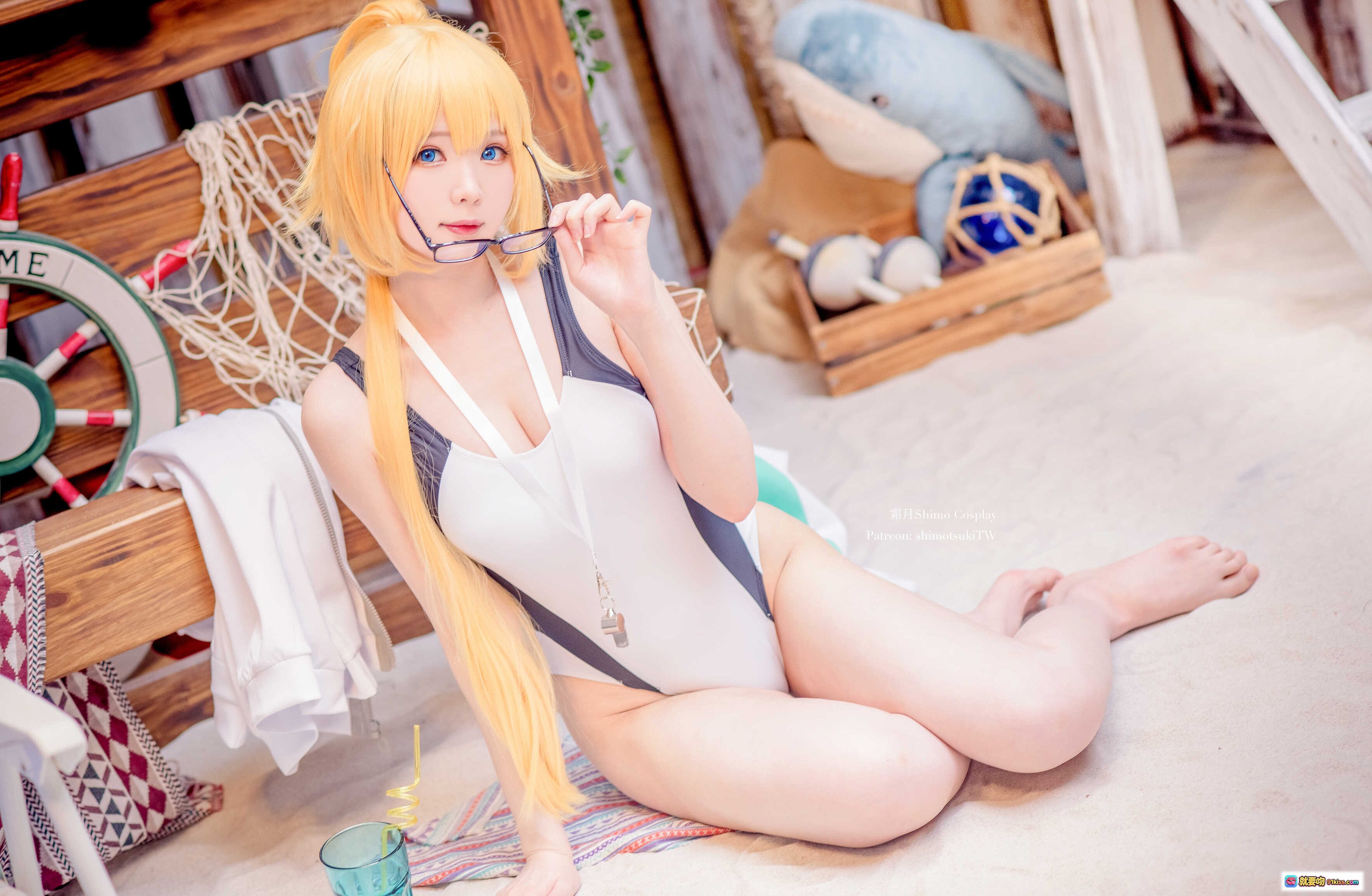 图片[10] - 霜月shimo Cosplay贞德NO.003 金发眼镜少女 白色露肩装 沙滩椅写真 13P高清图集 - 就要吻