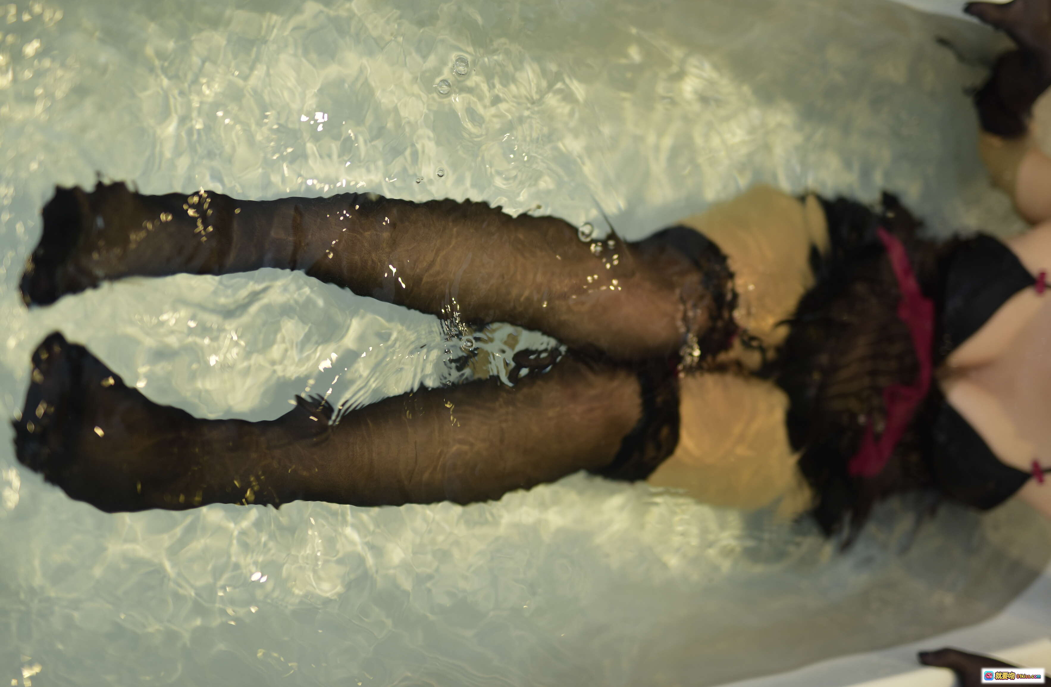 图片[8] - 九曲Jean NO.025 霞之丘诗羽 浴缸写真 黑丝美腿 水中诱惑 私房摄影 17P高清图集 - 就要吻