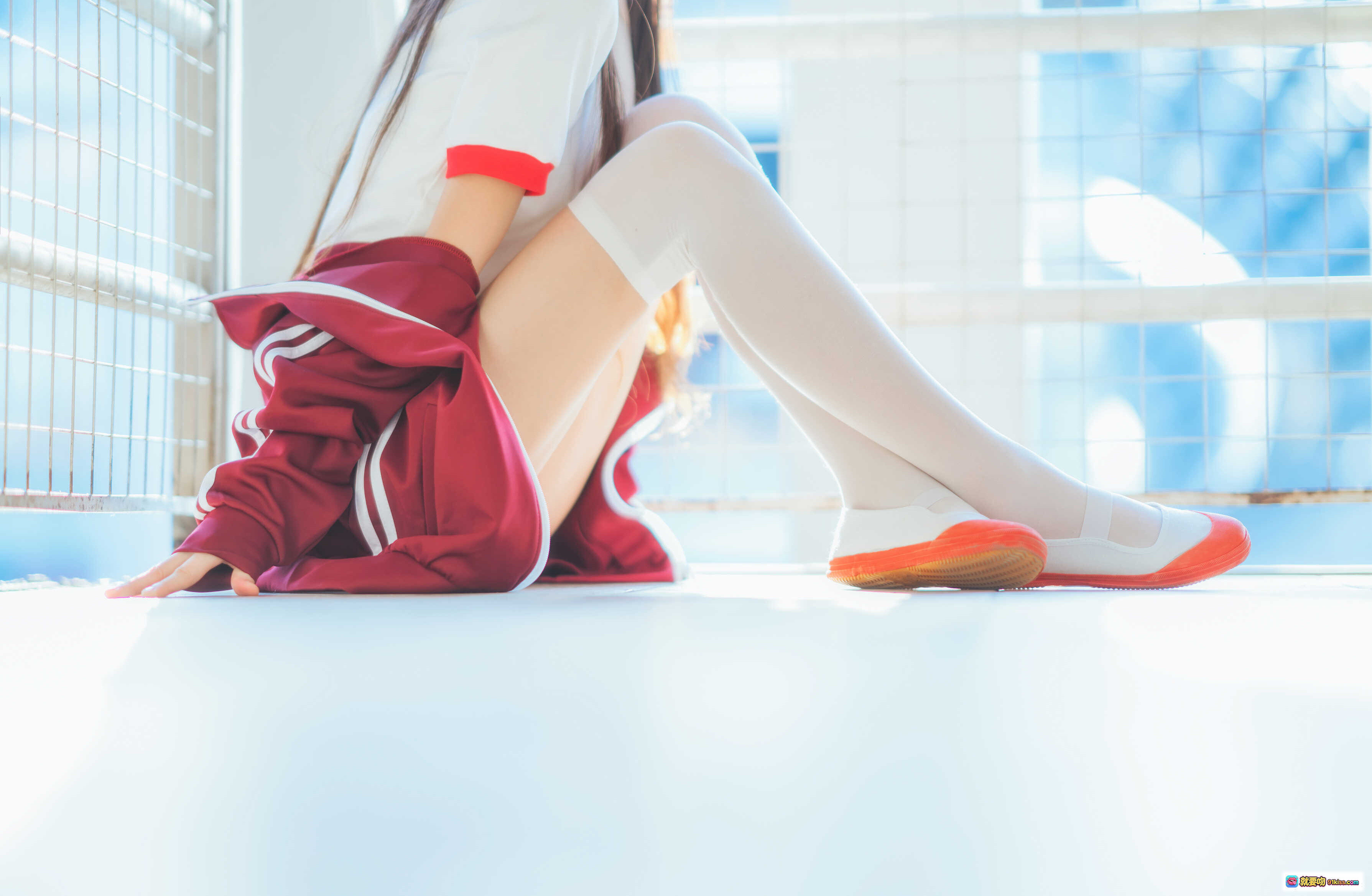 图片[9] - 桜桃喵030红色体操服cos写真｜猫耳少女跪姿光影美拍｜校园风制服白袜橙鞋44P高清图集 - 就要吻