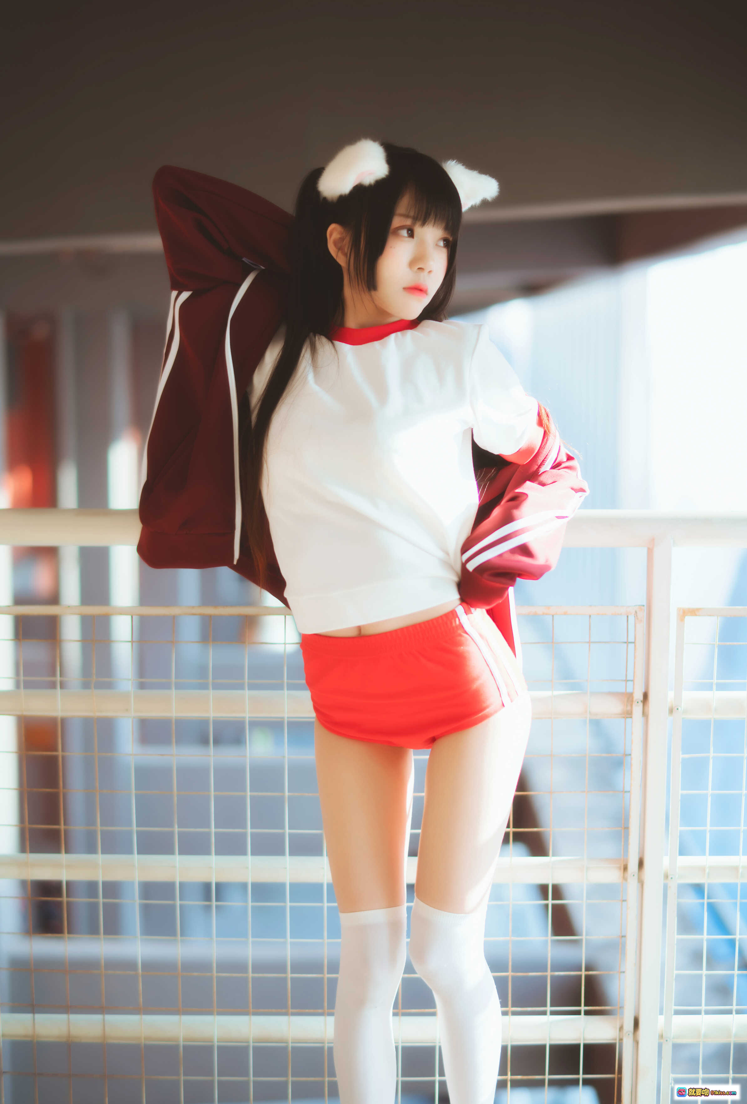 图片[6] - 桜桃喵030红色体操服cos写真｜猫耳少女跪姿光影美拍｜校园风制服白袜橙鞋44P高清图集 - 就要吻