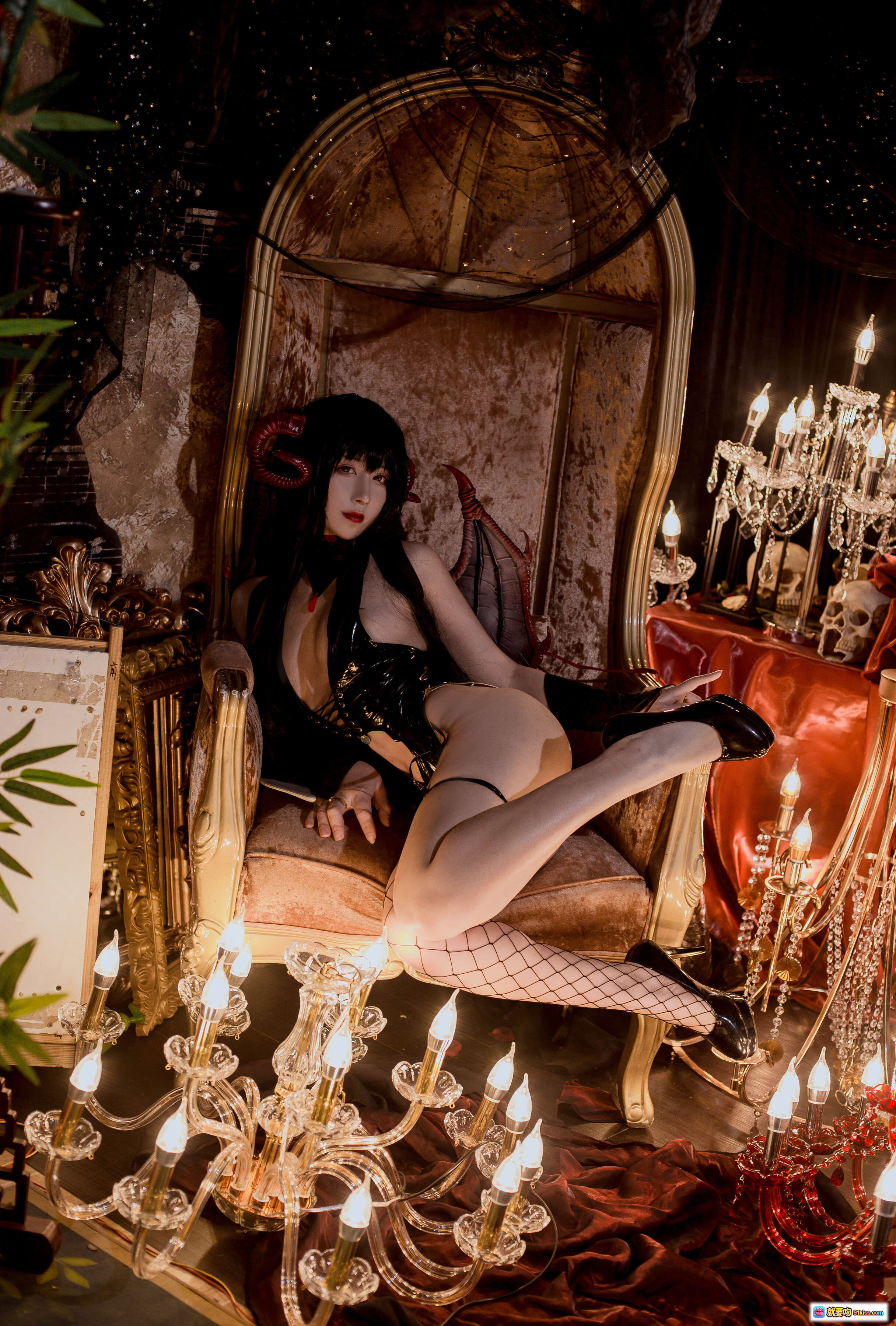 图片[4] - 九曲Jean NO.044 大凤魅魔写真｜黑丝网袜+哥特风+华丽吊灯+复古沙发+暗黑美学34P高清图集 - 就要吻