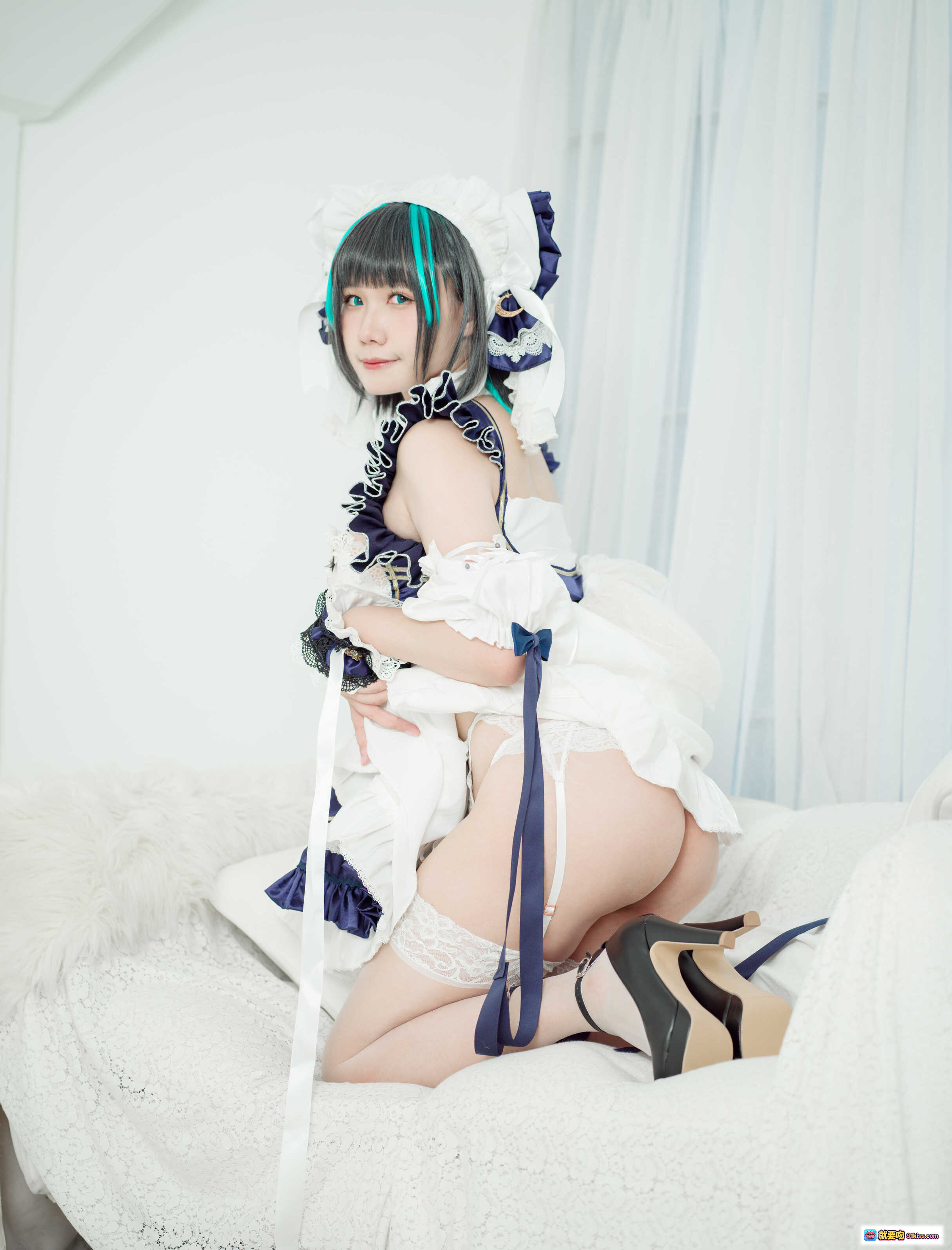 图片[8] - 麻花酱NO.019柴郡cosplay写真｜蓝白女仆装+蕾丝长袜+高跟鞋+甜美 wink 姿态｜30P高清图集 - 就要吻