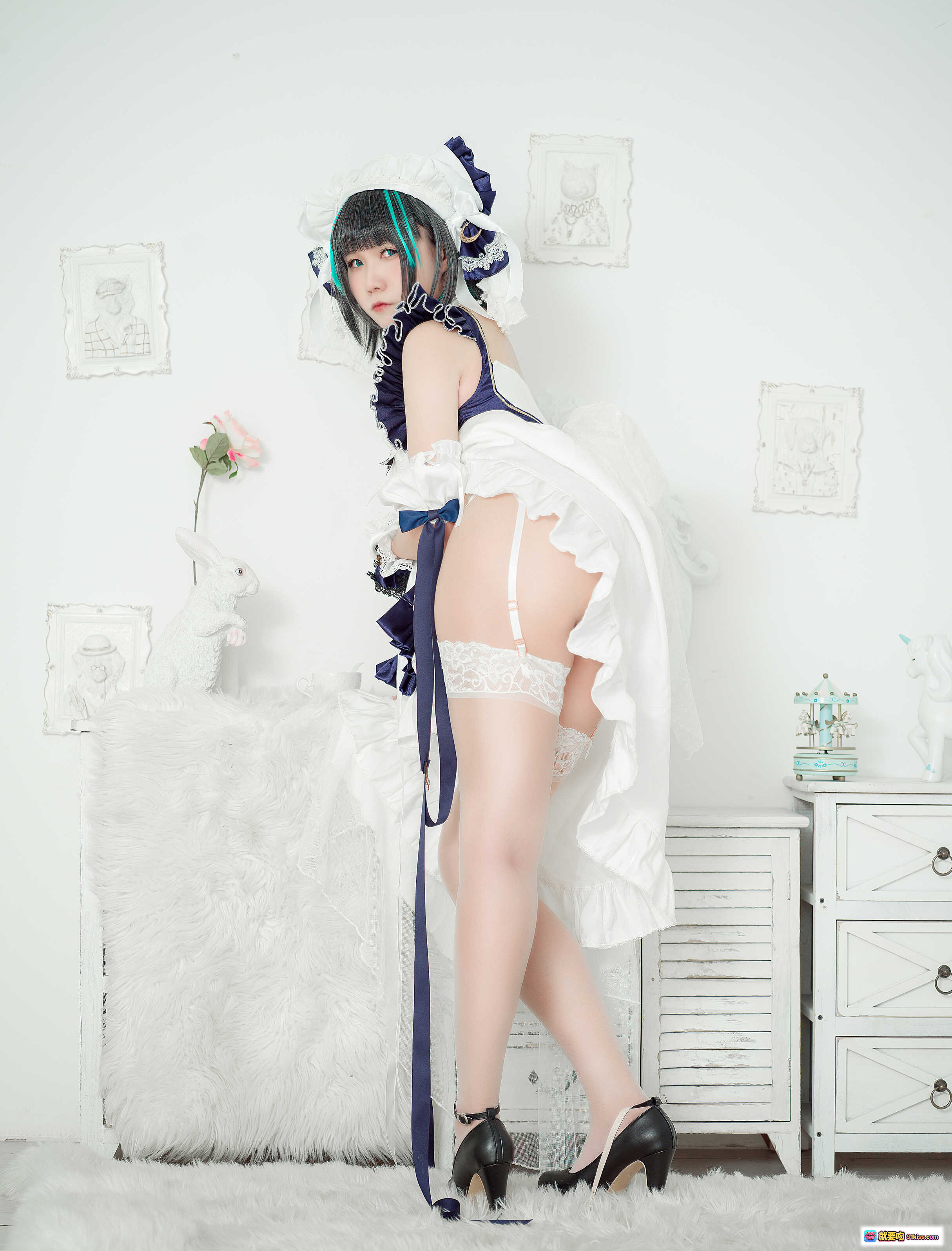 图片[5] - 麻花酱NO.019柴郡cosplay写真｜蓝白女仆装+蕾丝长袜+高跟鞋+甜美 wink 姿态｜30P高清图集 - 就要吻