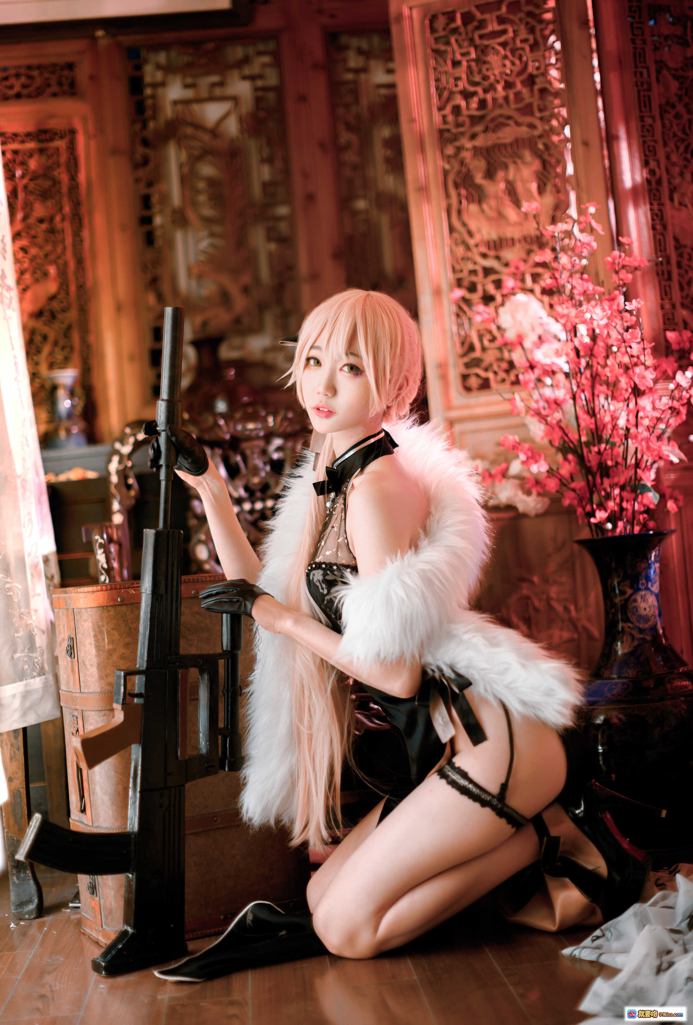 周叽可爱兔兔NO.003 OTs14 Cosplay写真｜粉发少女持枪跪姿｜白色毛绒外套黑丝诱惑｜古风雕花背景樱花点缀 - 就要吻