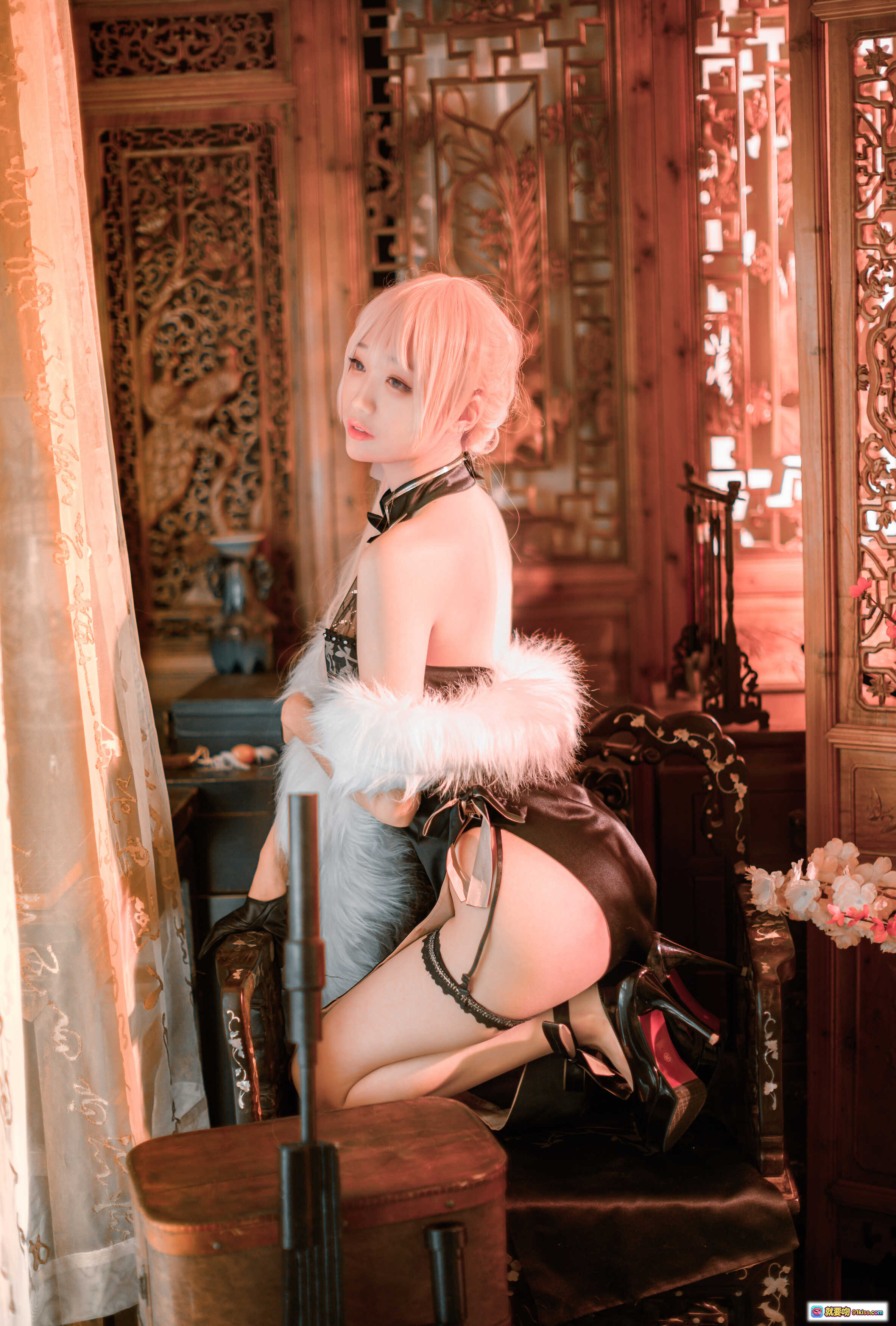 图片[10] - 周叽可爱兔兔NO.003 OTs14 Cosplay写真｜粉发少女持枪跪姿｜白色毛绒外套黑丝诱惑｜古风雕花背景樱花点缀 - 就要吻