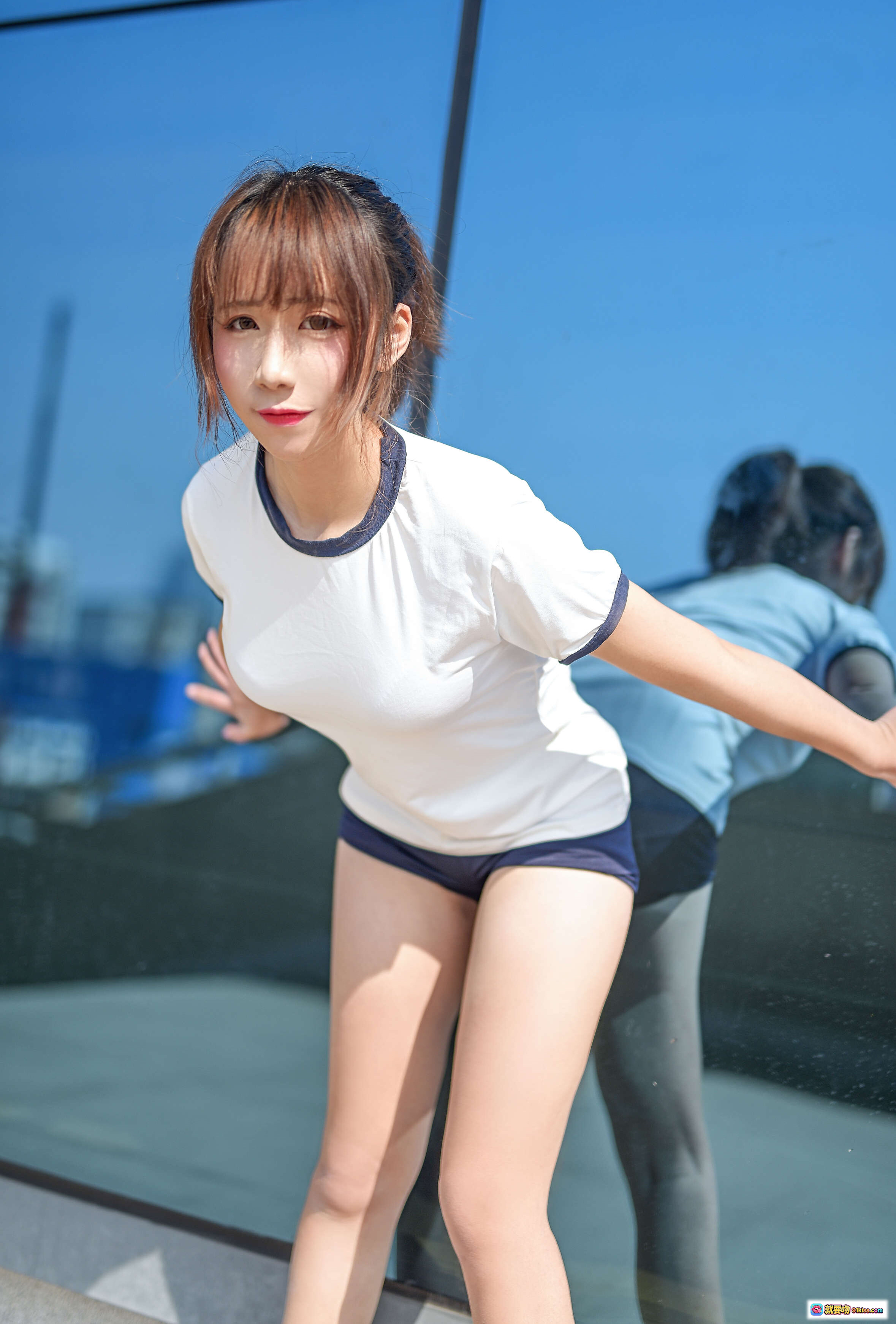 图片[5] - 九曲Jean NO.021 体操服写真 40P高清美图 阳光床照 腹肌线条 深蓝短裤 白色T恤 时尚性感私房照 - 就要吻