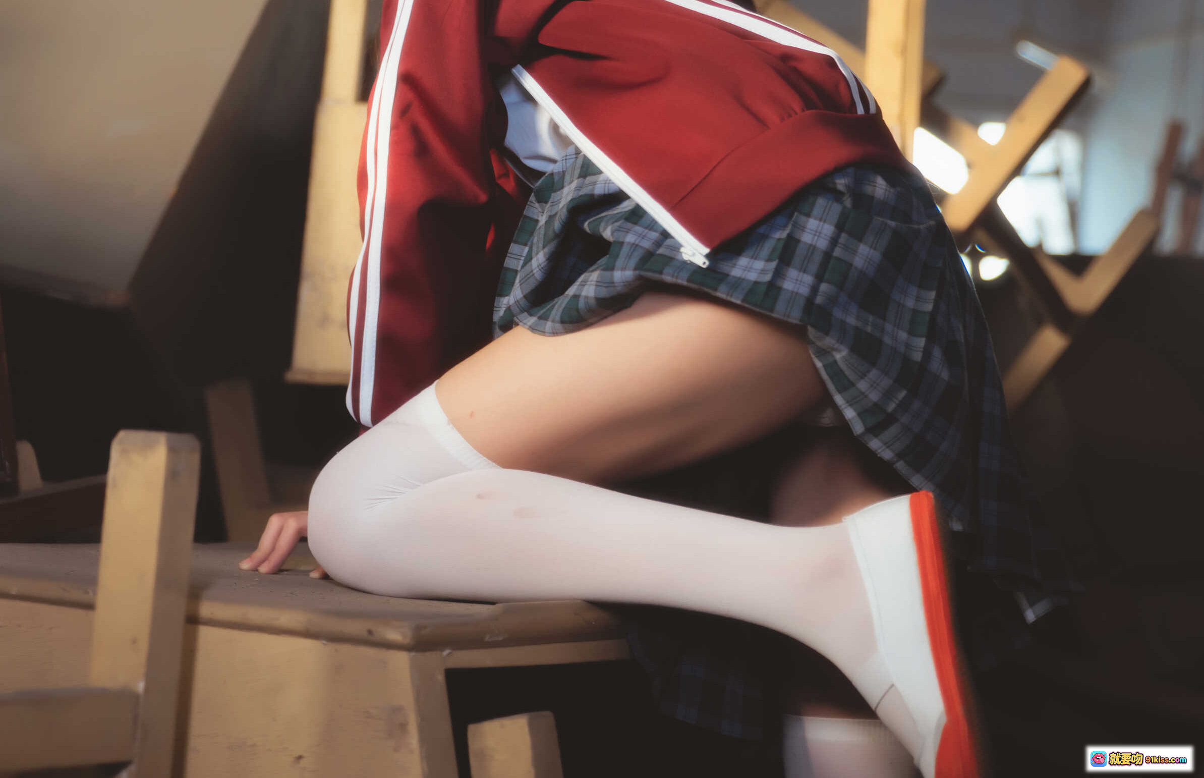 图片[2] - 桜桃喵079废弃教室写真 | 白衬衫红外套白丝美腿 | 日系校园风Cosplay | 38P高清图集 - 就要吻