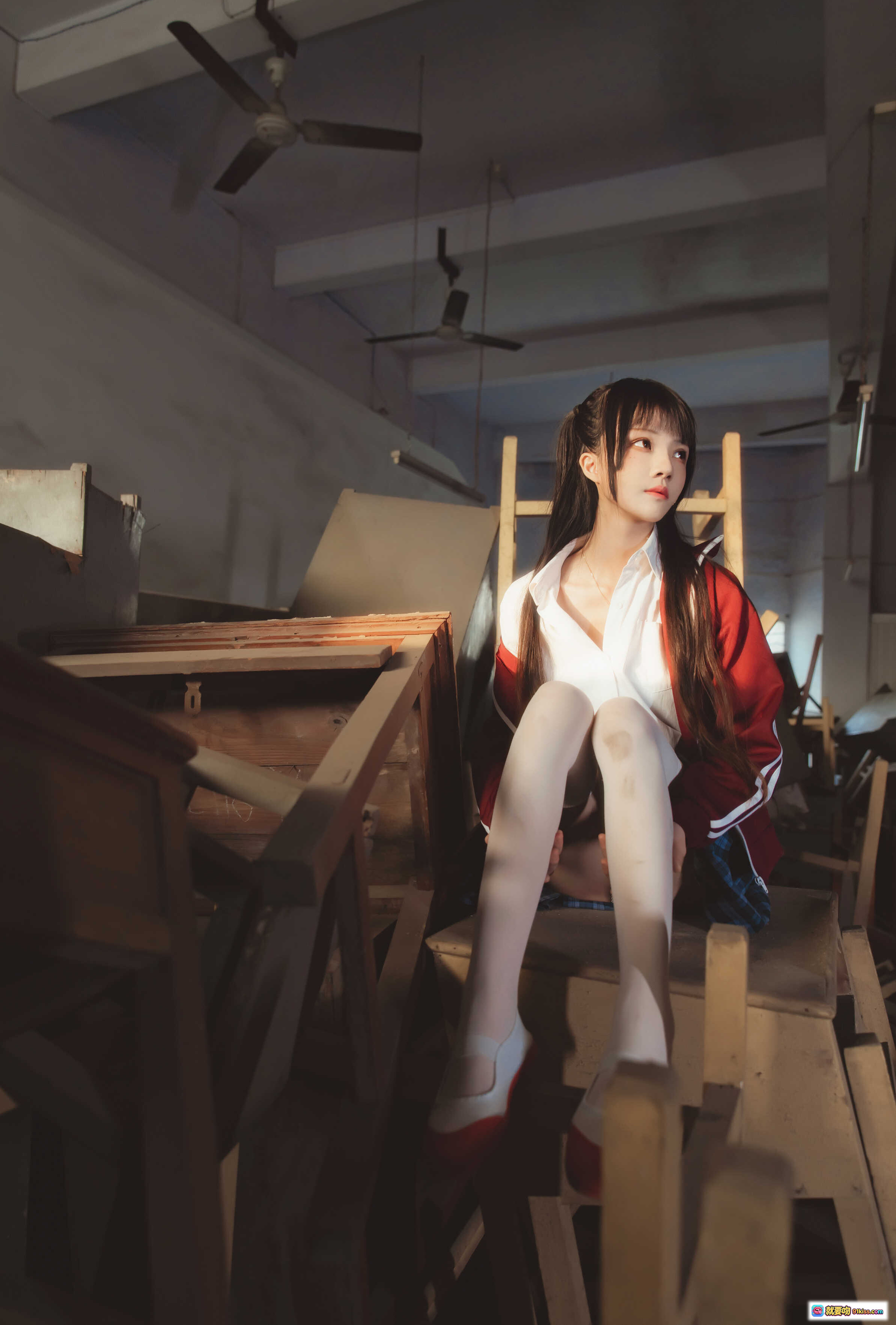 桜桃喵079废弃教室写真 | 白衬衫红外套白丝美腿 | 日系校园风Cosplay | 38P高清图集 - 就要吻