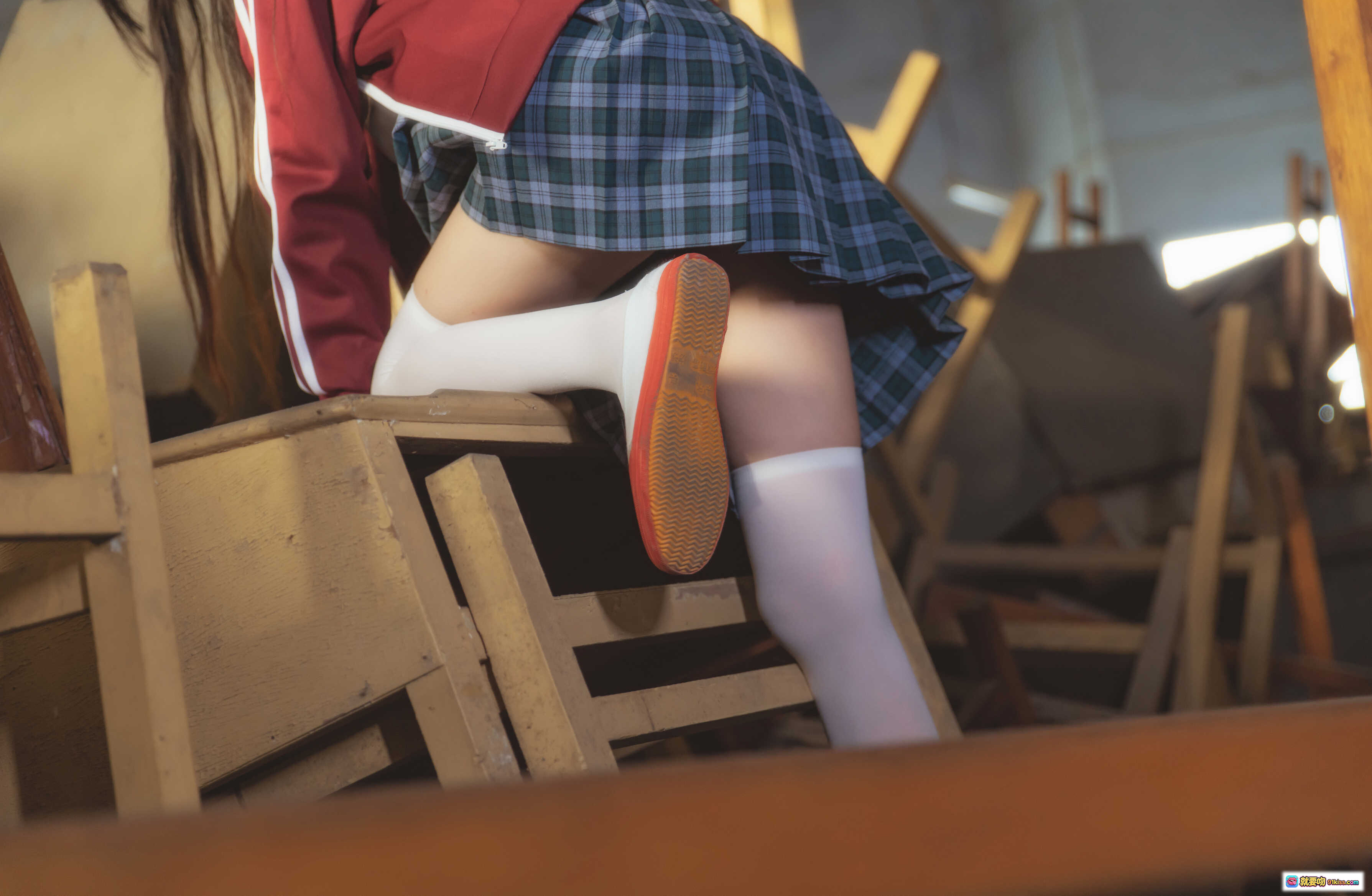 图片[8] - 桜桃喵079废弃教室写真 | 白衬衫红外套白丝美腿 | 日系校园风Cosplay | 38P高清图集 - 就要吻