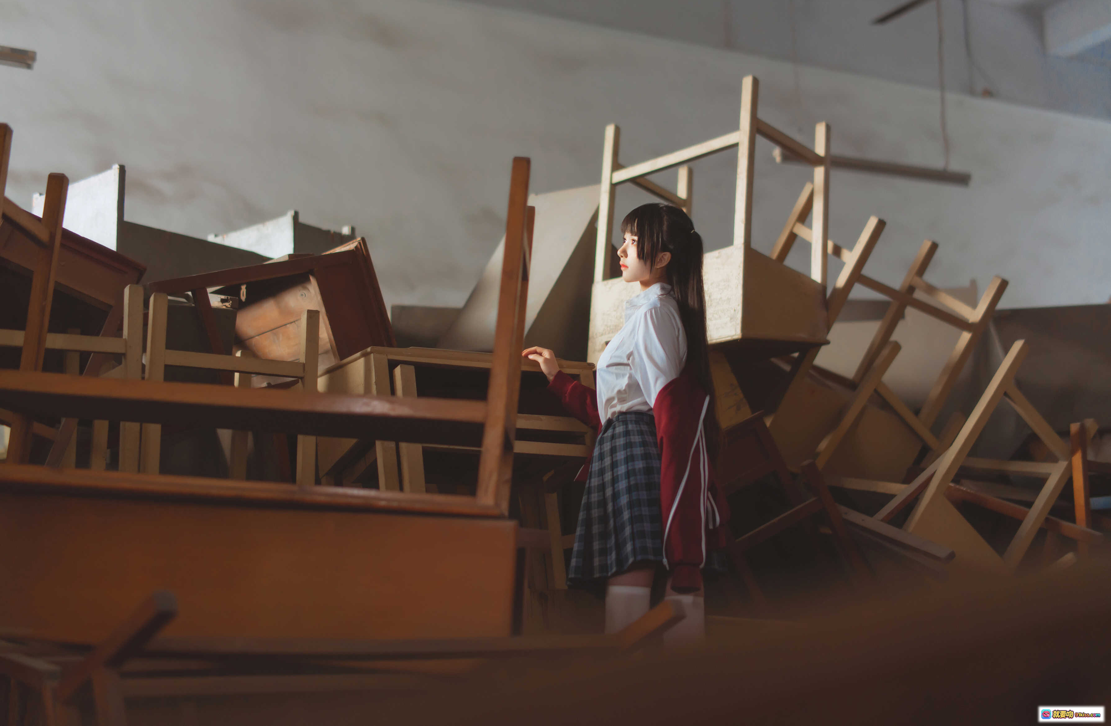 图片[5] - 桜桃喵079废弃教室写真 | 白衬衫红外套白丝美腿 | 日系校园风Cosplay | 38P高清图集 - 就要吻