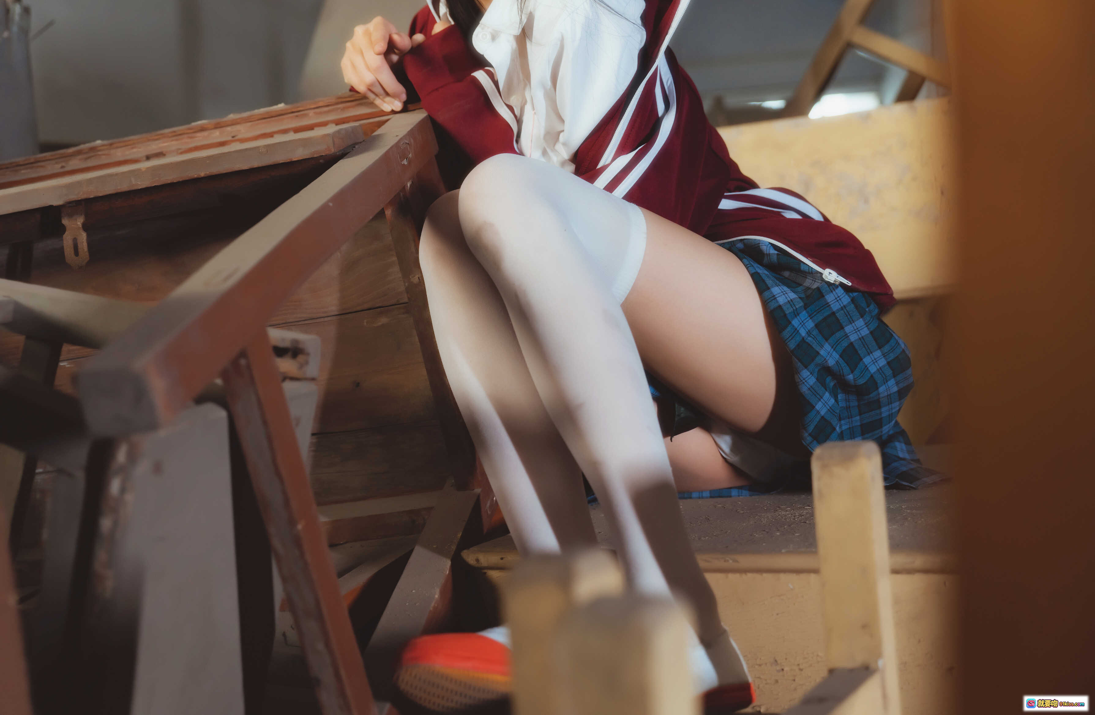 图片[7] - 桜桃喵079废弃教室写真 | 白衬衫红外套白丝美腿 | 日系校园风Cosplay | 38P高清图集 - 就要吻