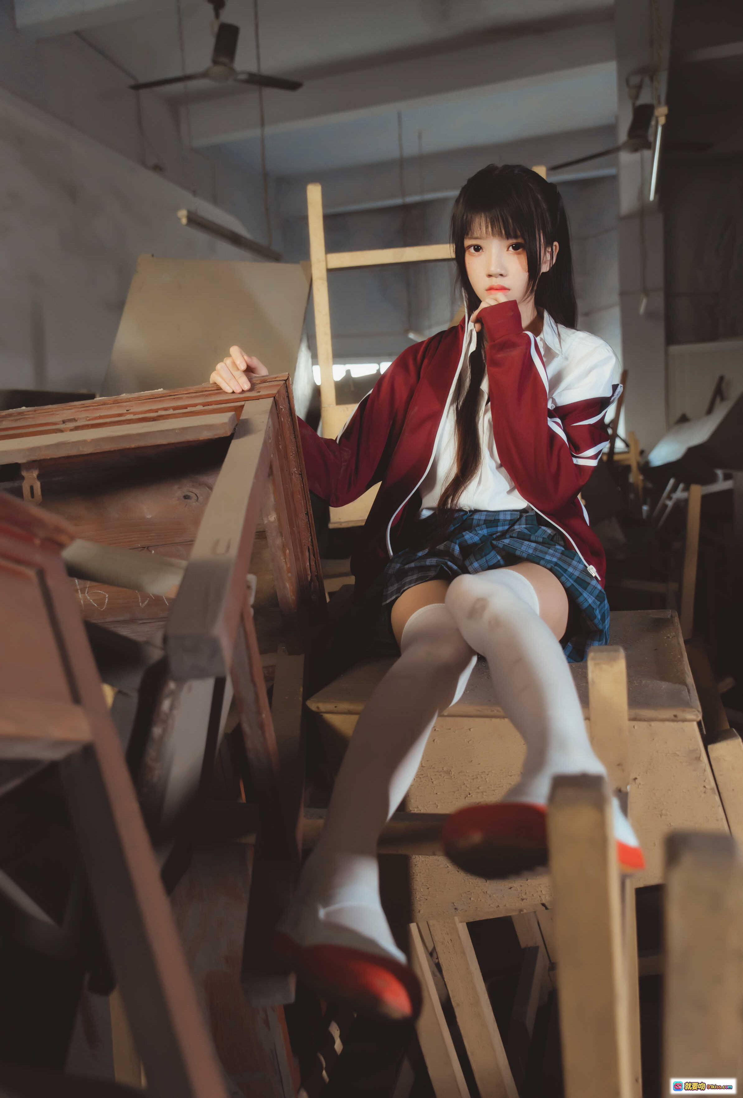 图片[10] - 桜桃喵079废弃教室写真 | 白衬衫红外套白丝美腿 | 日系校园风Cosplay | 38P高清图集 - 就要吻