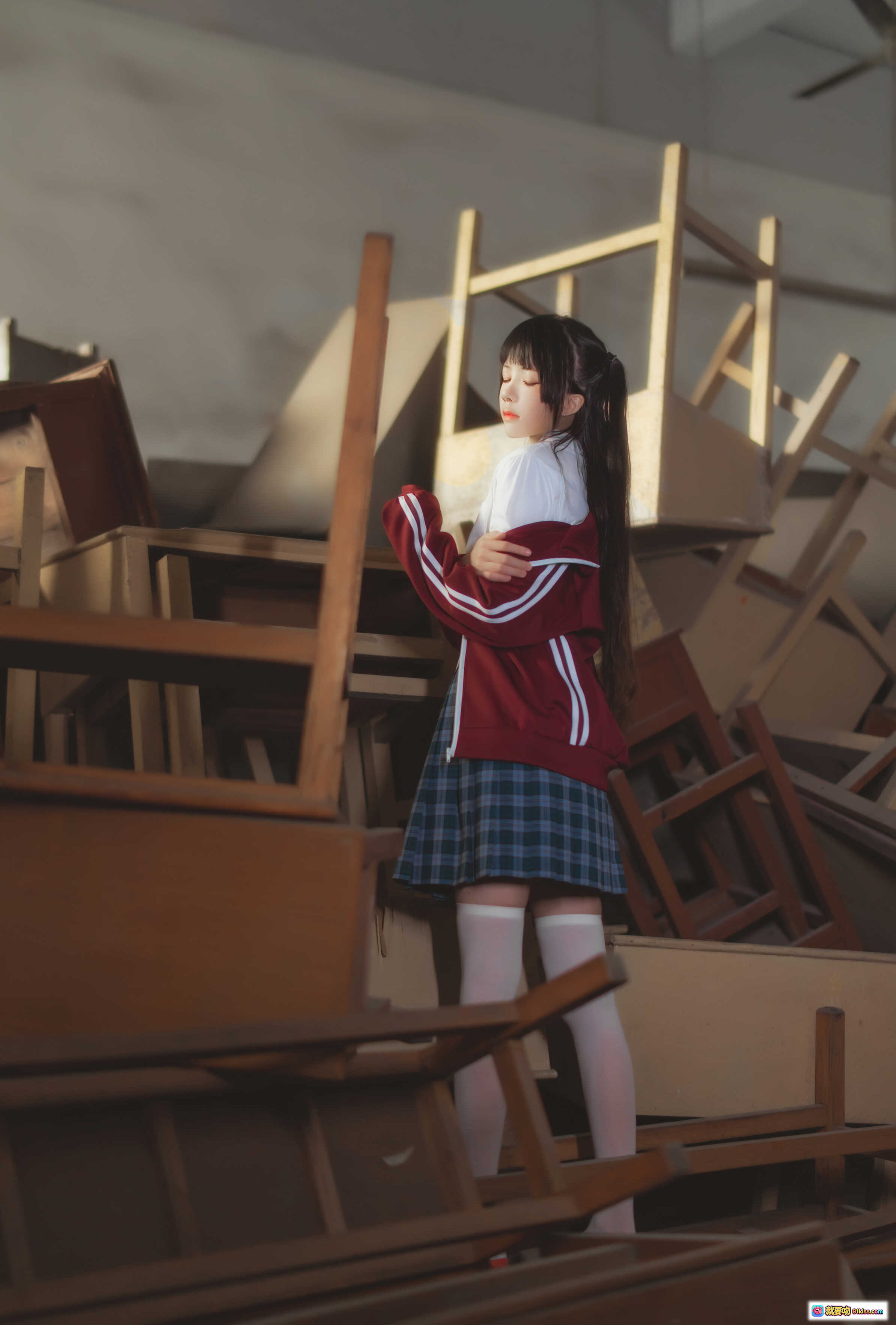图片[4] - 桜桃喵079废弃教室写真 | 白衬衫红外套白丝美腿 | 日系校园风Cosplay | 38P高清图集 - 就要吻