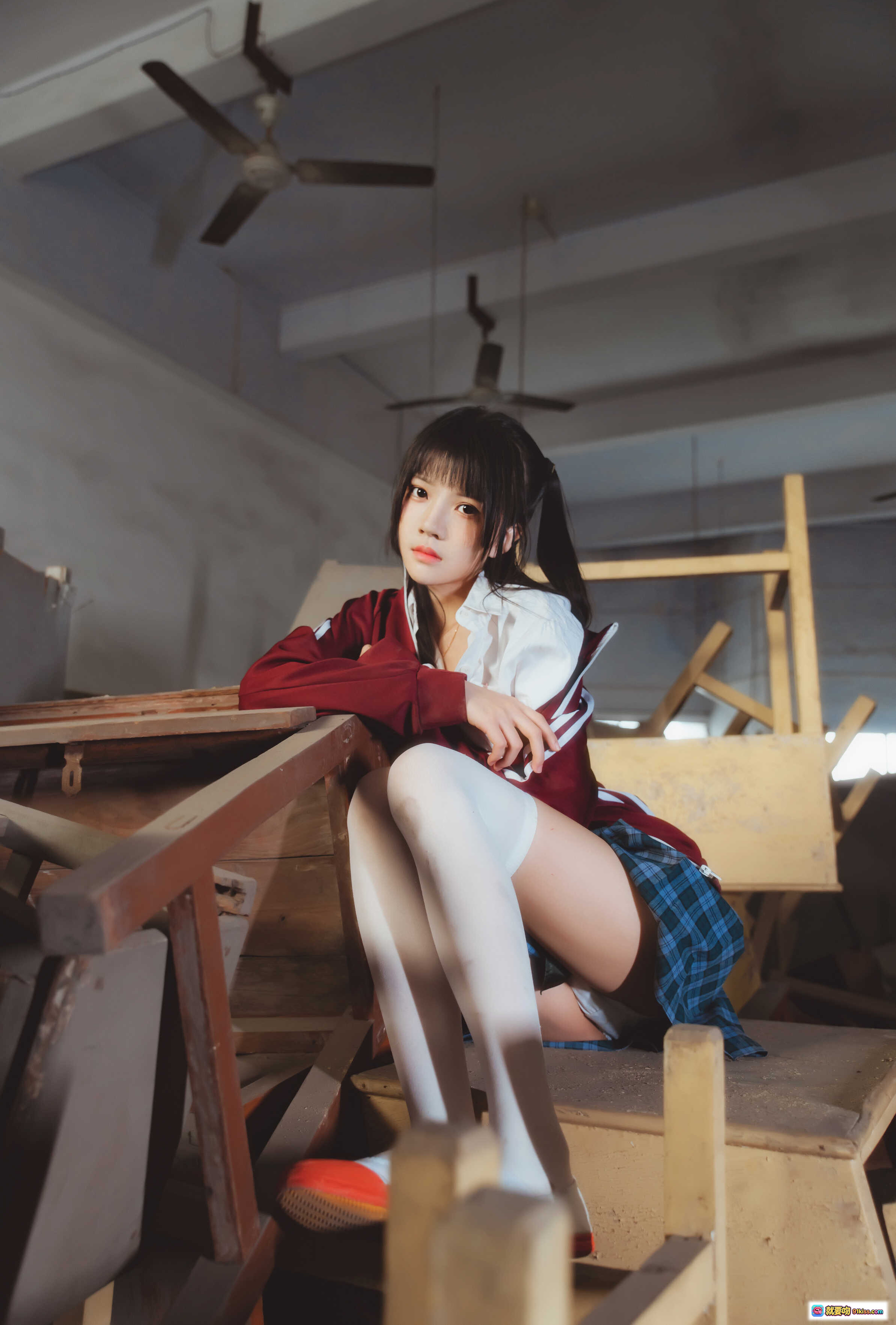 图片[9] - 桜桃喵079废弃教室写真 | 白衬衫红外套白丝美腿 | 日系校园风Cosplay | 38P高清图集 - 就要吻